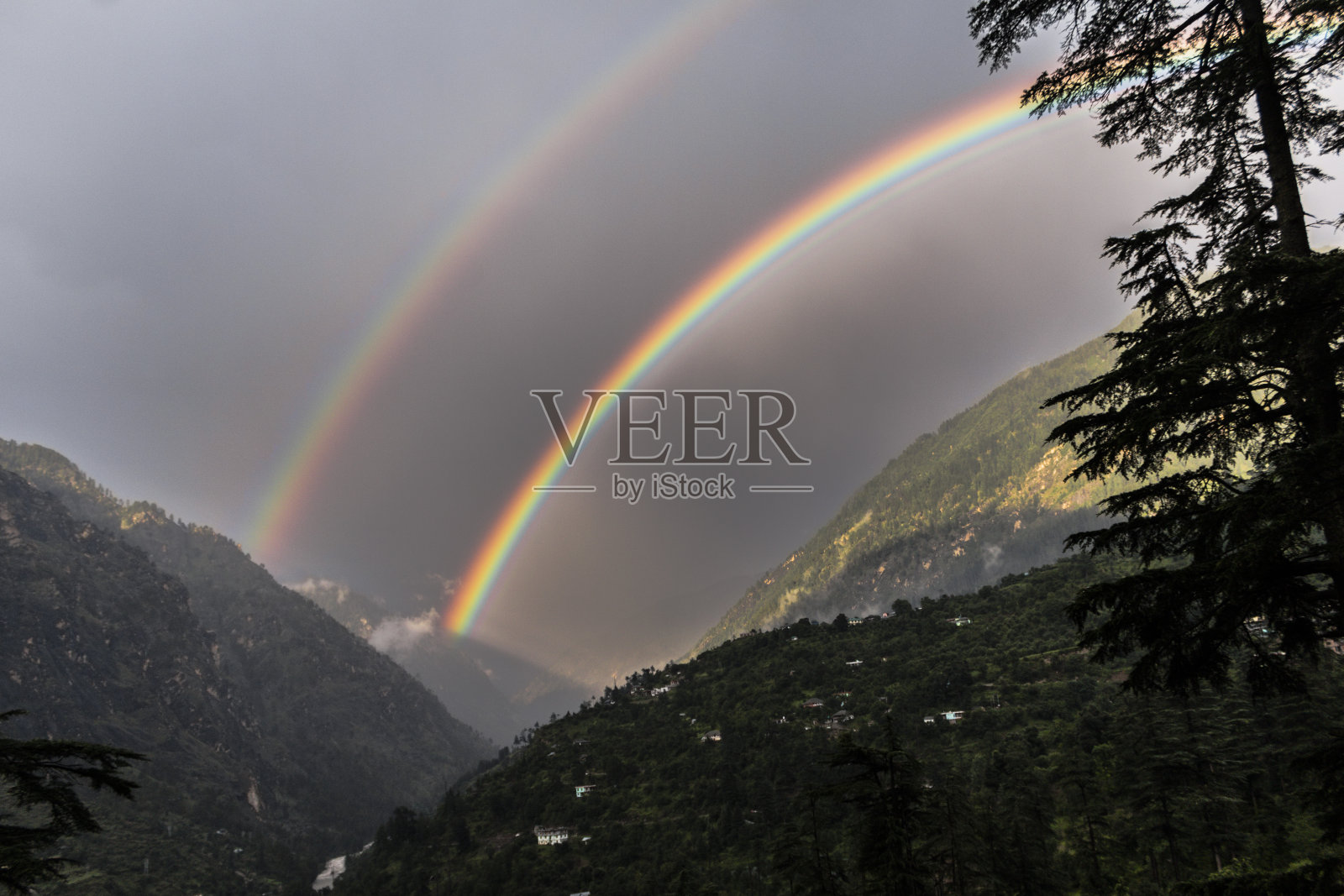 天空中有多道彩虹照片摄影图片