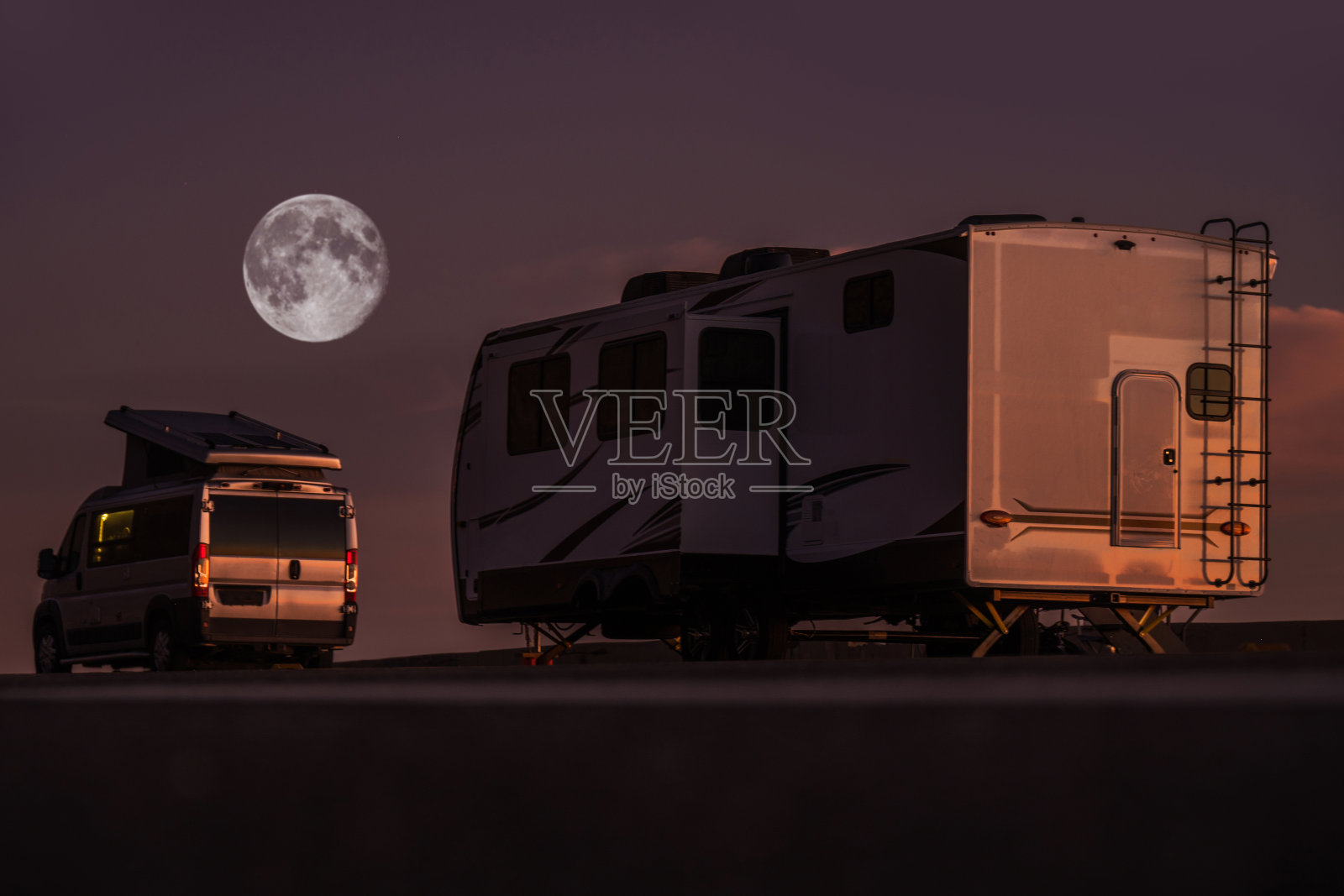 在房车公园的满月之夜和停放的娱乐车辆照片摄影图片