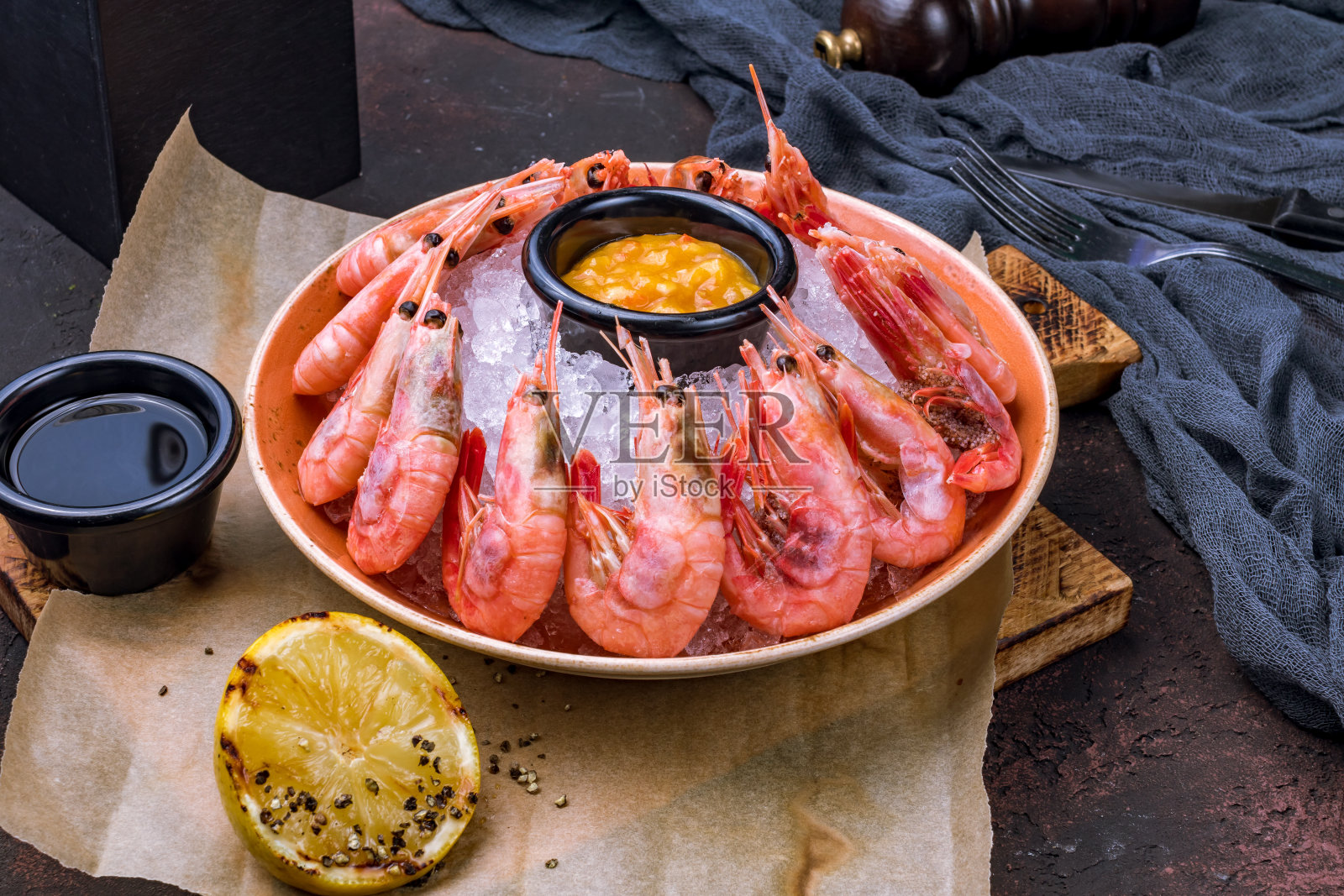 煎海螯虾配柠檬汁照片摄影图片