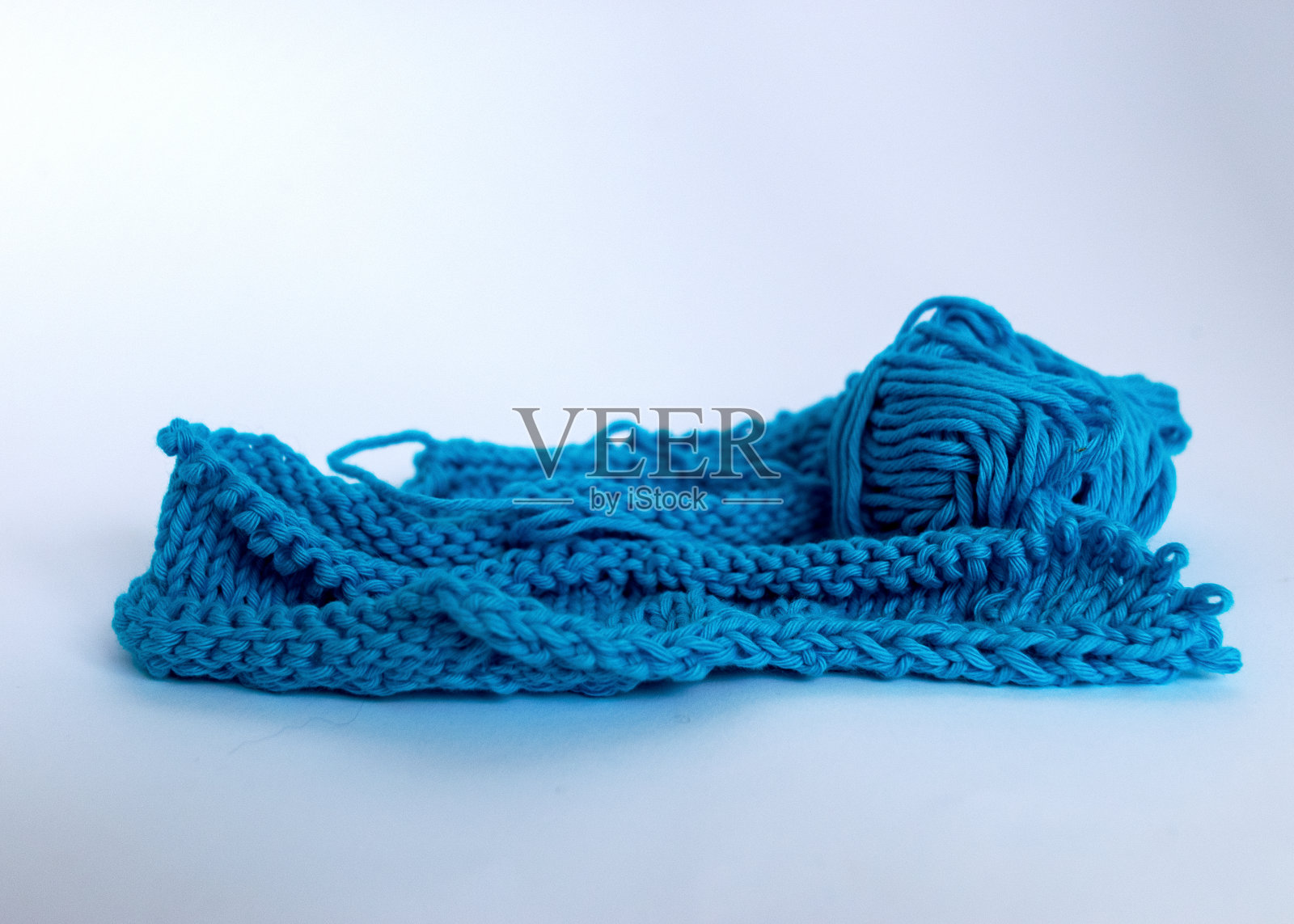 针织用亮蓝色纱无针与一团蓝色纱,手工艺品为乐趣,针织概念照片摄影图片