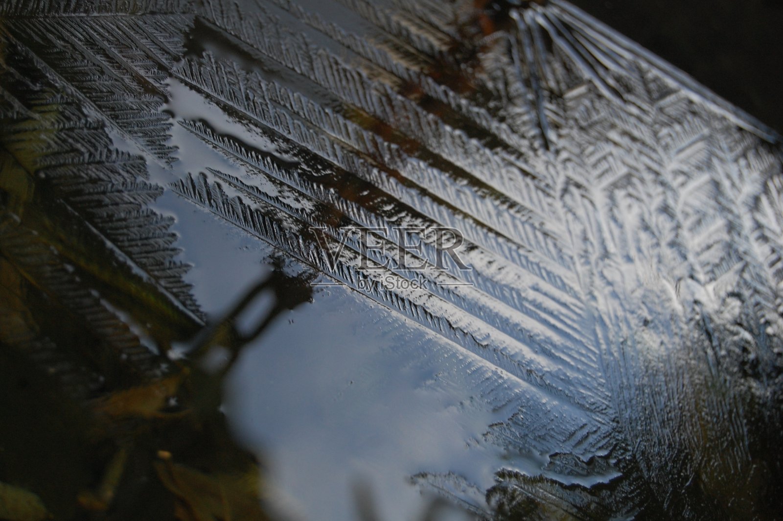 一个神秘的形象,看起来像一个抽象的艺术品,但实际上是倾斜的冷冻水-精致的优雅和美丽。照片摄影图片