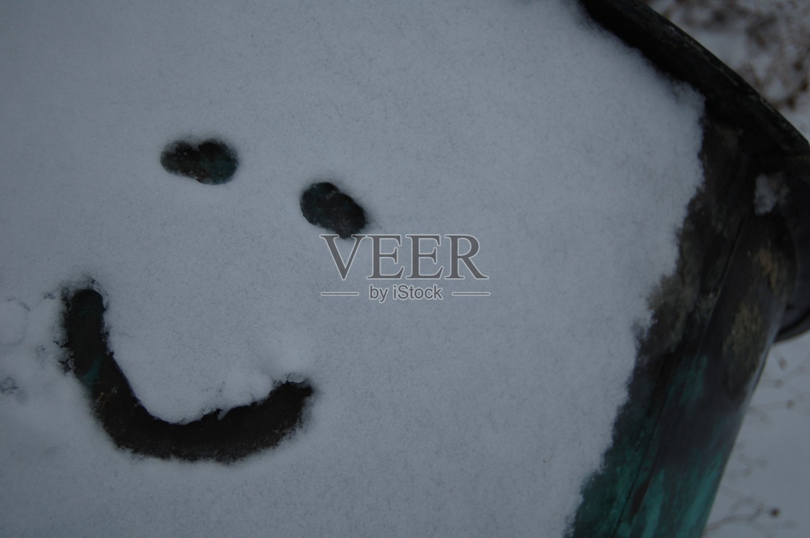 Hope-concept。在易逝的雪中画出微笑。照片摄影图片