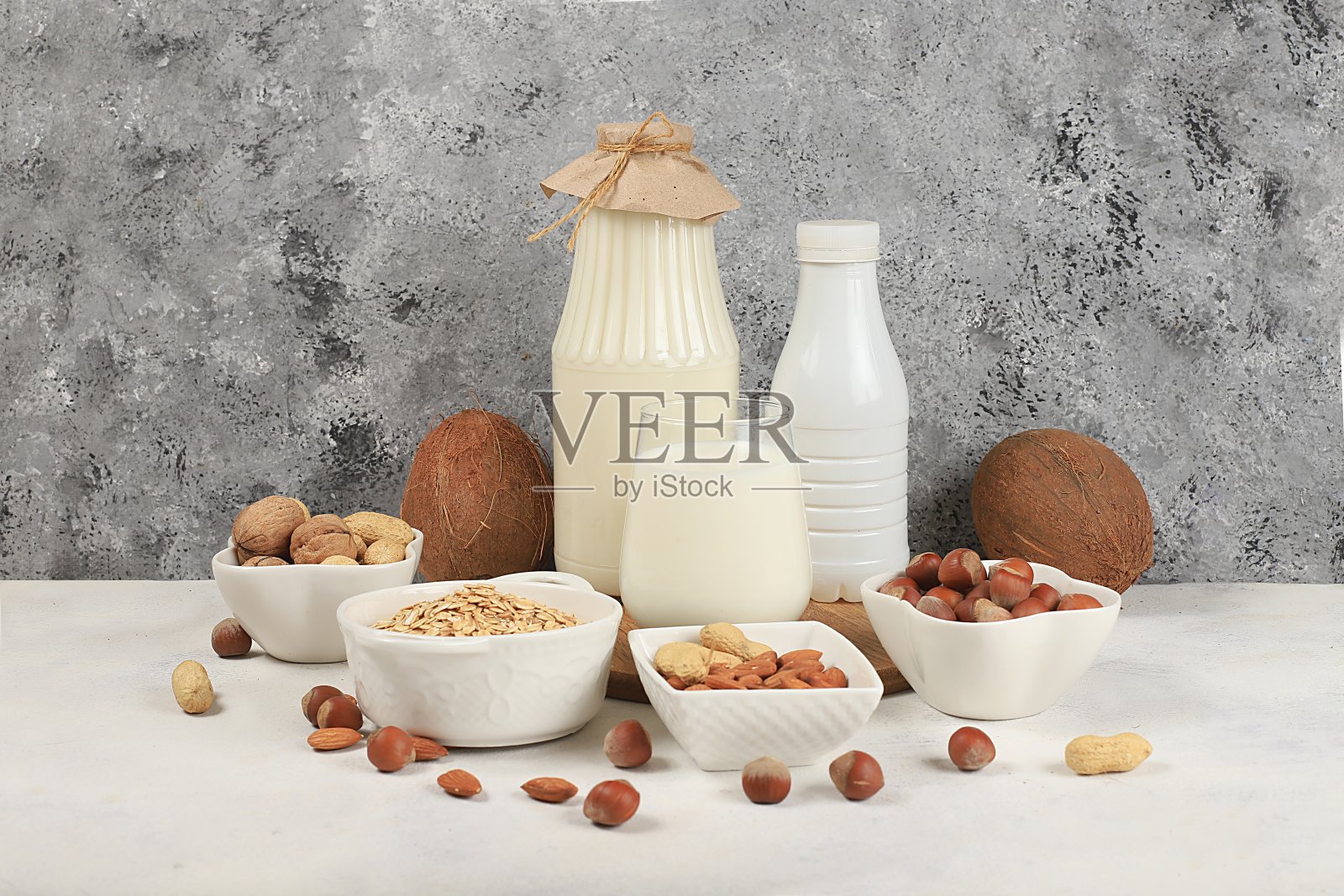 什锦纯素无乳糖牛奶,椰子,坚果,燕麦,杏仁,牛奶替代品,健康早餐成分,天然营养理念,保持健康肠道菌群,减肥食品,照片摄影图片