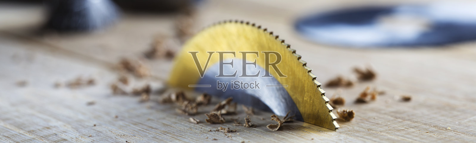 圆锯切割木板。橡木块圆铣削。照片摄影图片