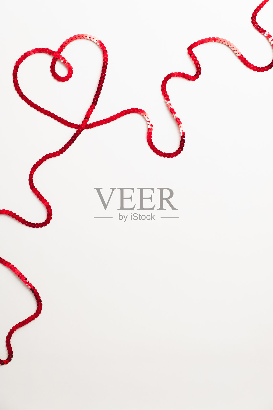 情人节快乐的概念。白色背景上的心形红丝带。社交媒体横幅设计。照片摄影图片