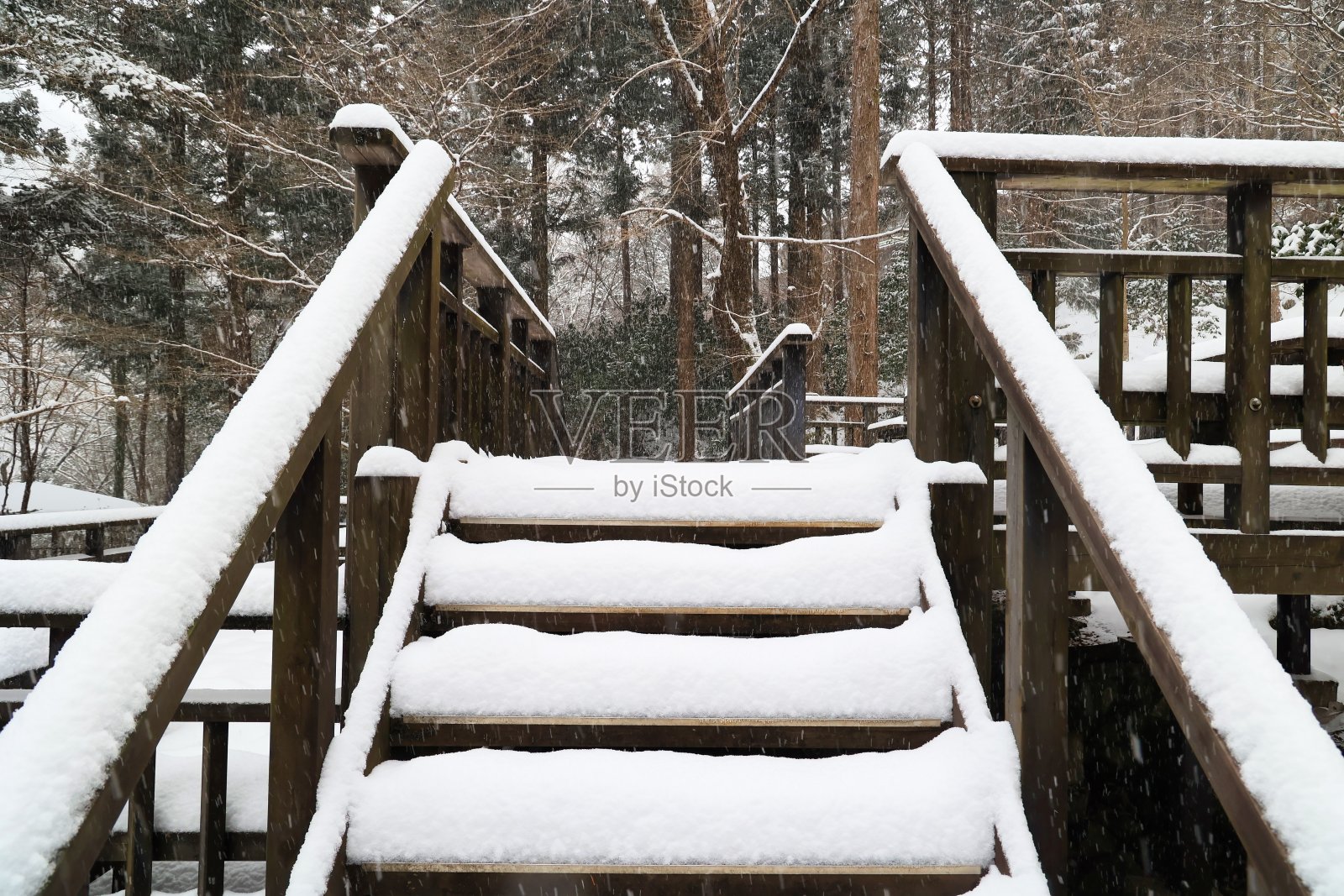 山路上的楼梯,山上有美丽的新雪照片摄影图片