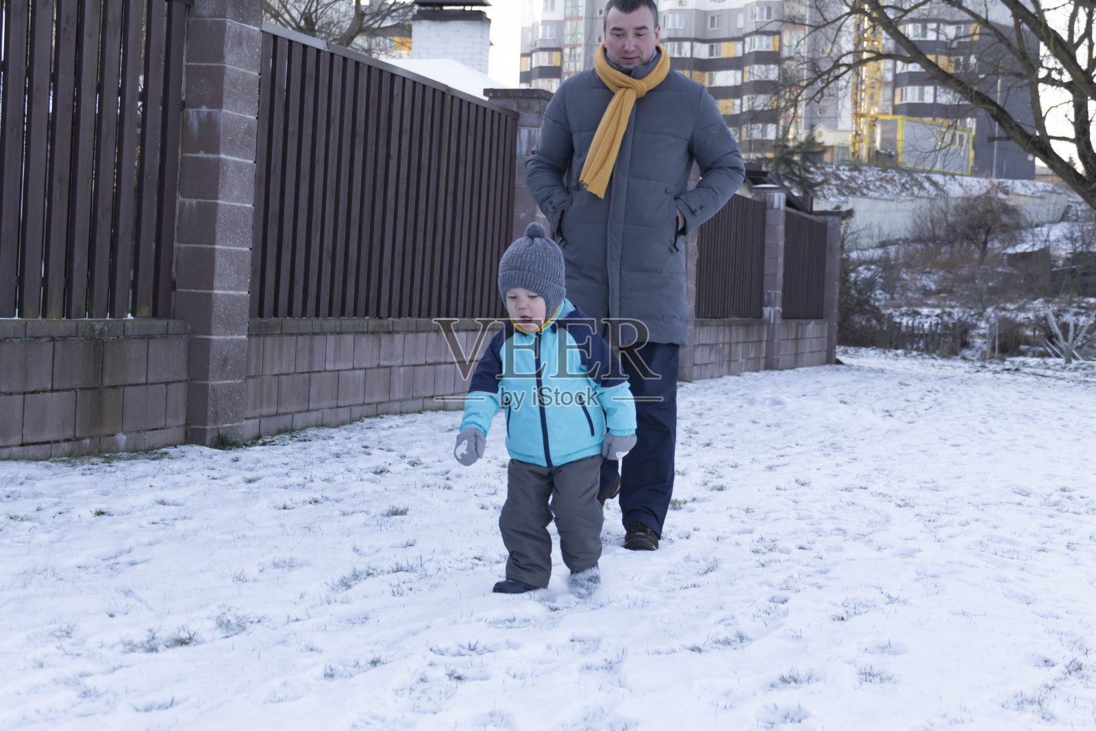 爸爸和儿子玩得开心,玩得开心,在冬天散步。照片摄影图片