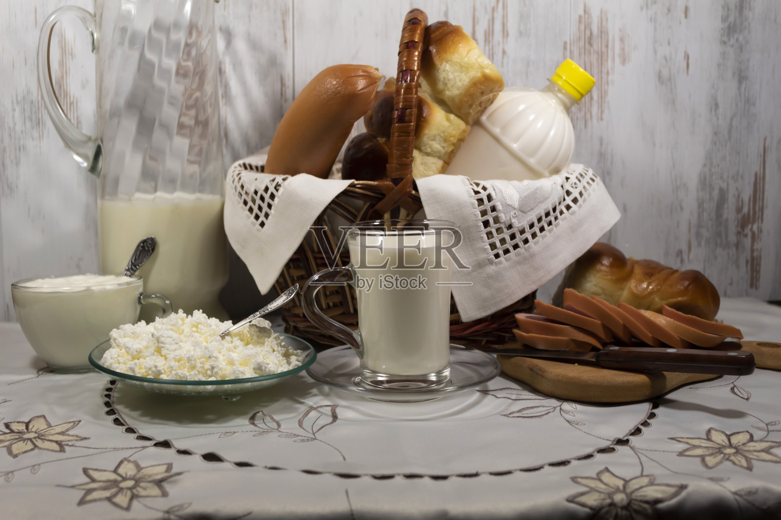 桌上放着奶制品——牛奶、酸奶油和白软干酪。照片摄影图片