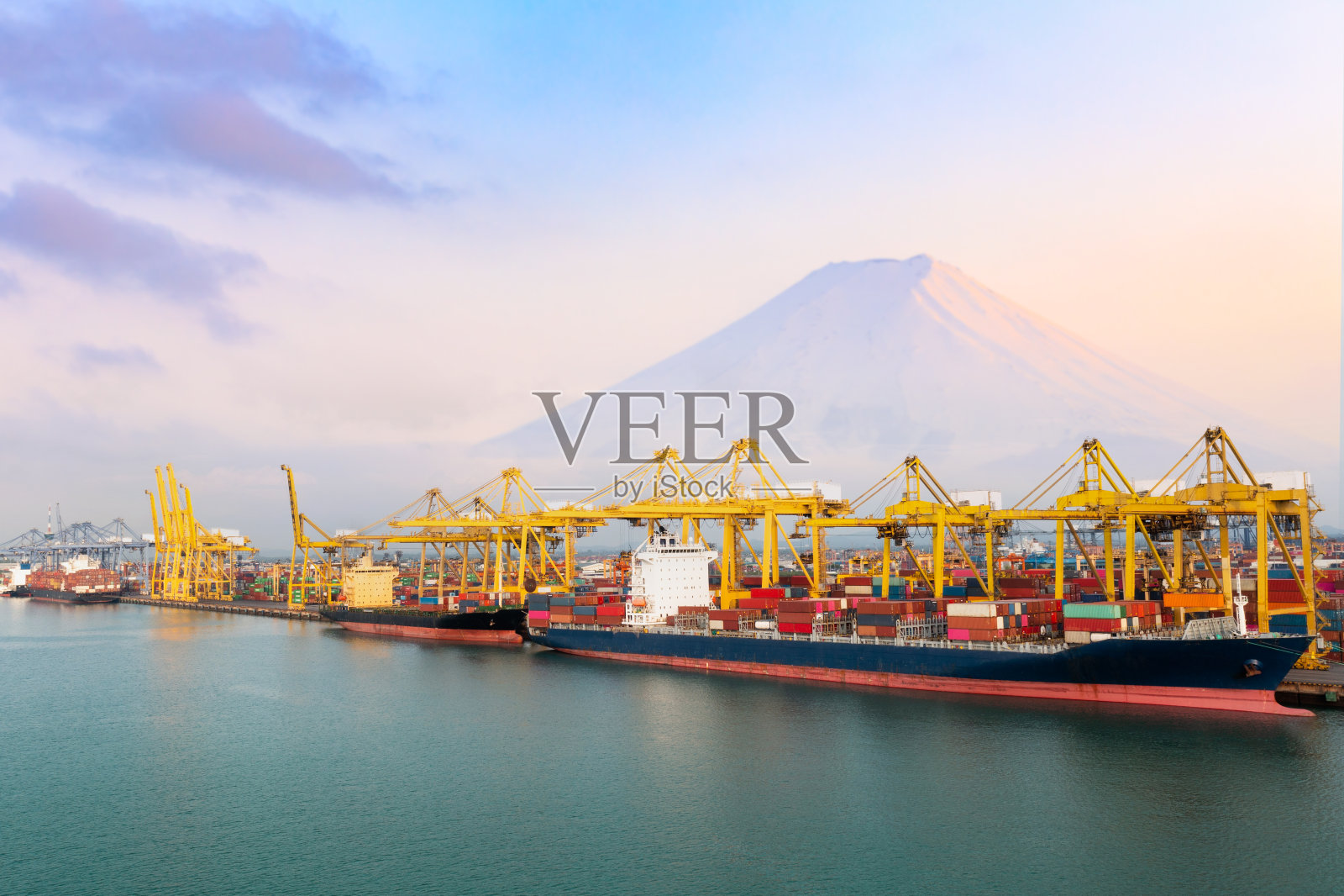 商业航运港口和集装箱船舶进出口和商业货物物流,国际运输海洋货运和蓝天背景航拍照片摄影图片