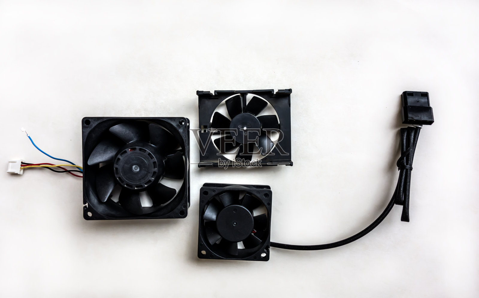 电脑冷却器风扇设置孤立在白色背景上。计算机设备维修照片摄影图片