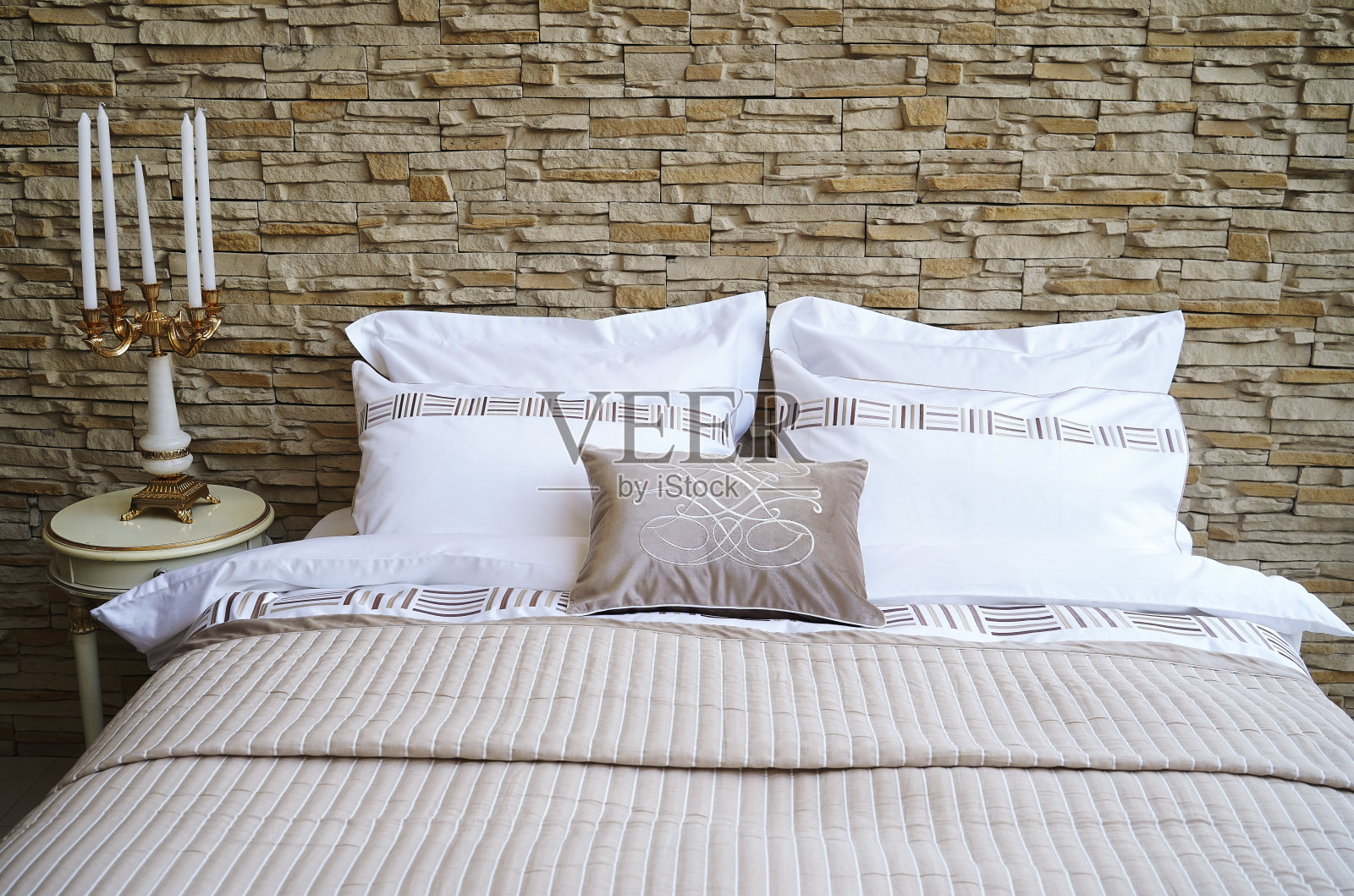 卧室床,有枕头和床单照片摄影图片