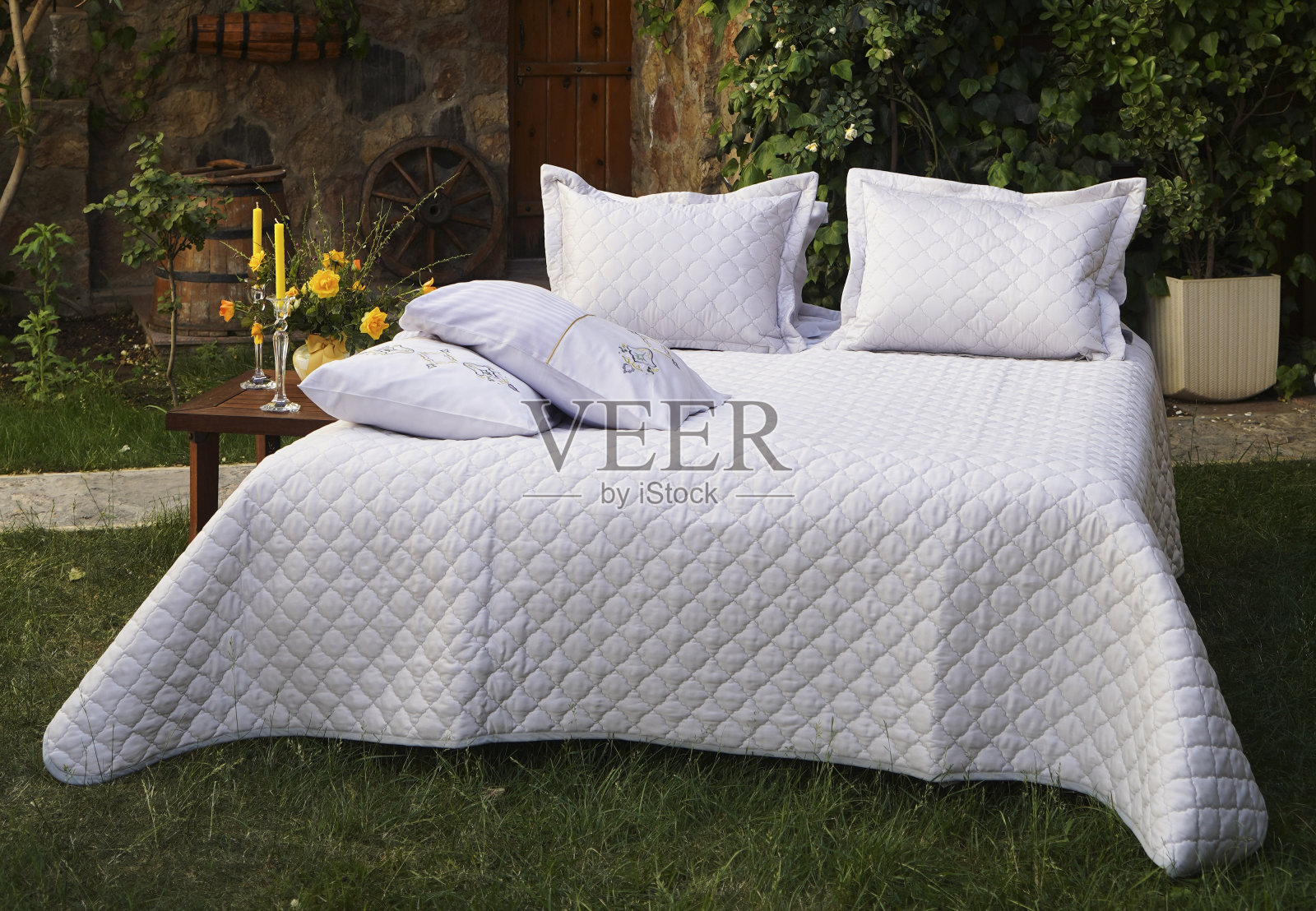 卧室床,有枕头和床单照片摄影图片