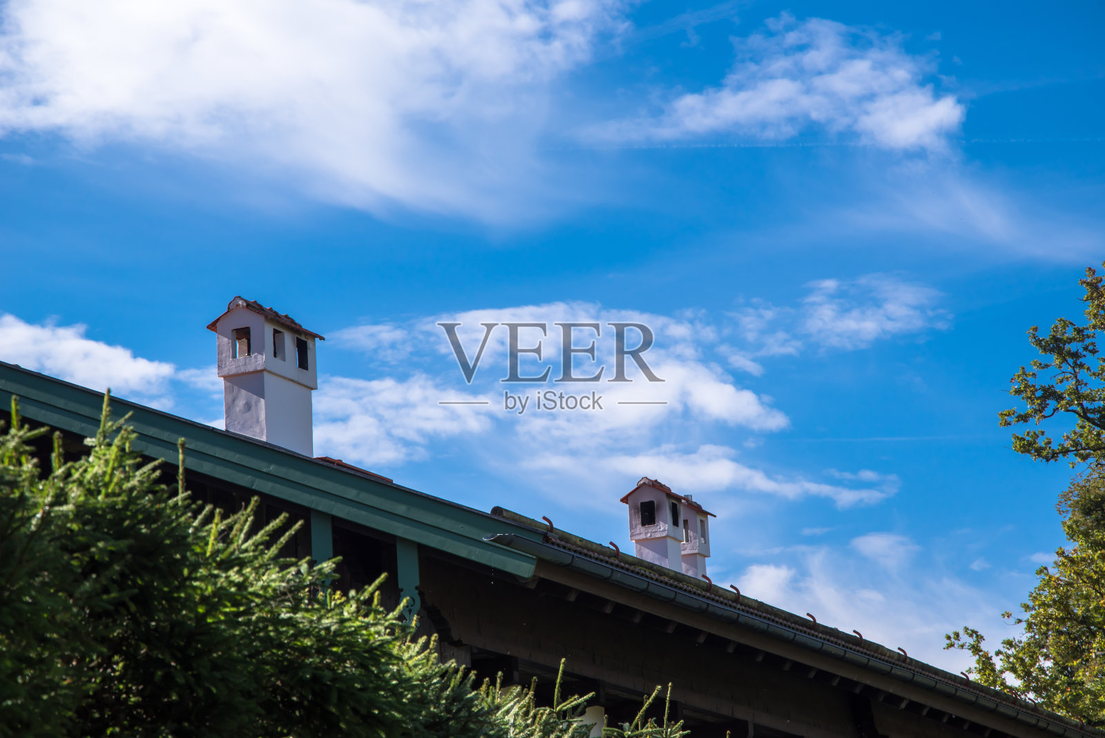 蓝天下,有瓦顶的烟囱照片摄影图片