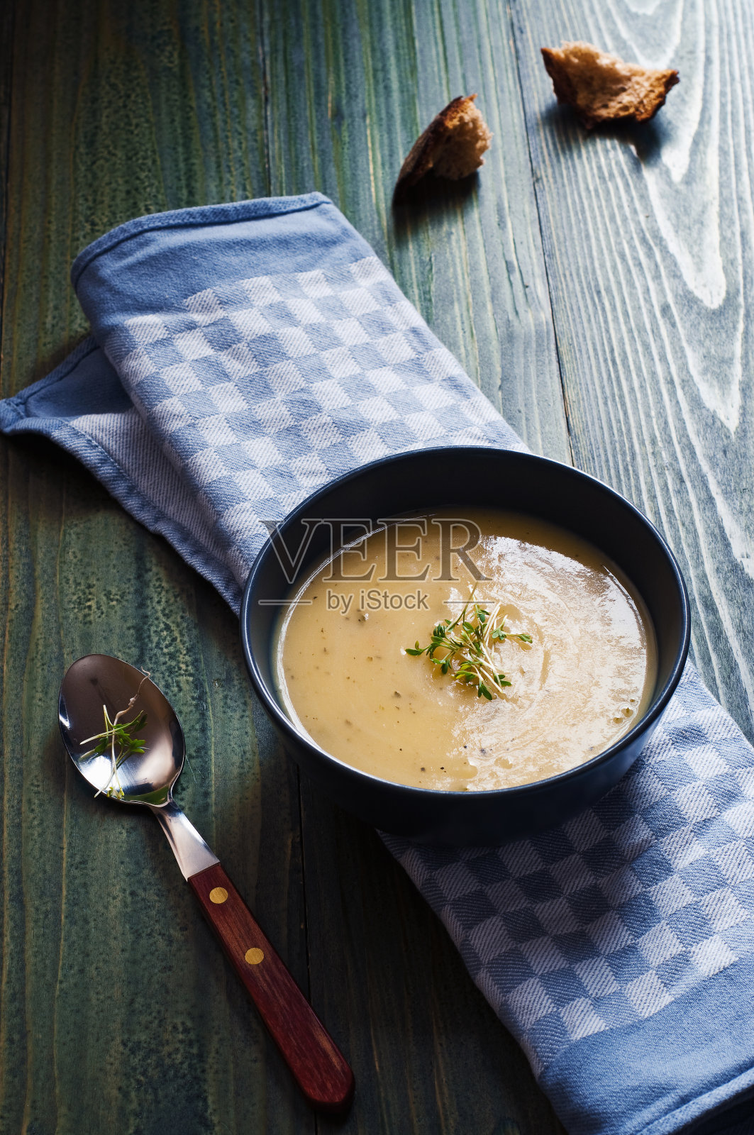 奶油土豆汤配鲜西洋菜照片摄影图片