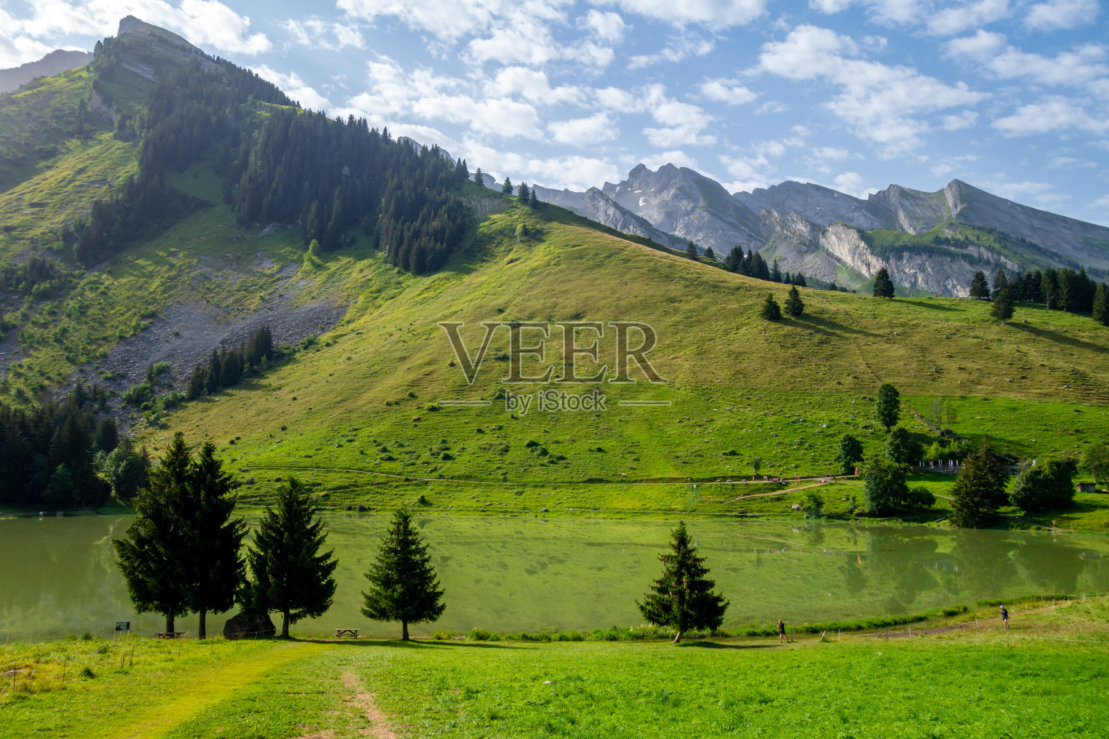 法国La Clusaz的康菲斯湖和山脉景观照片摄影图片