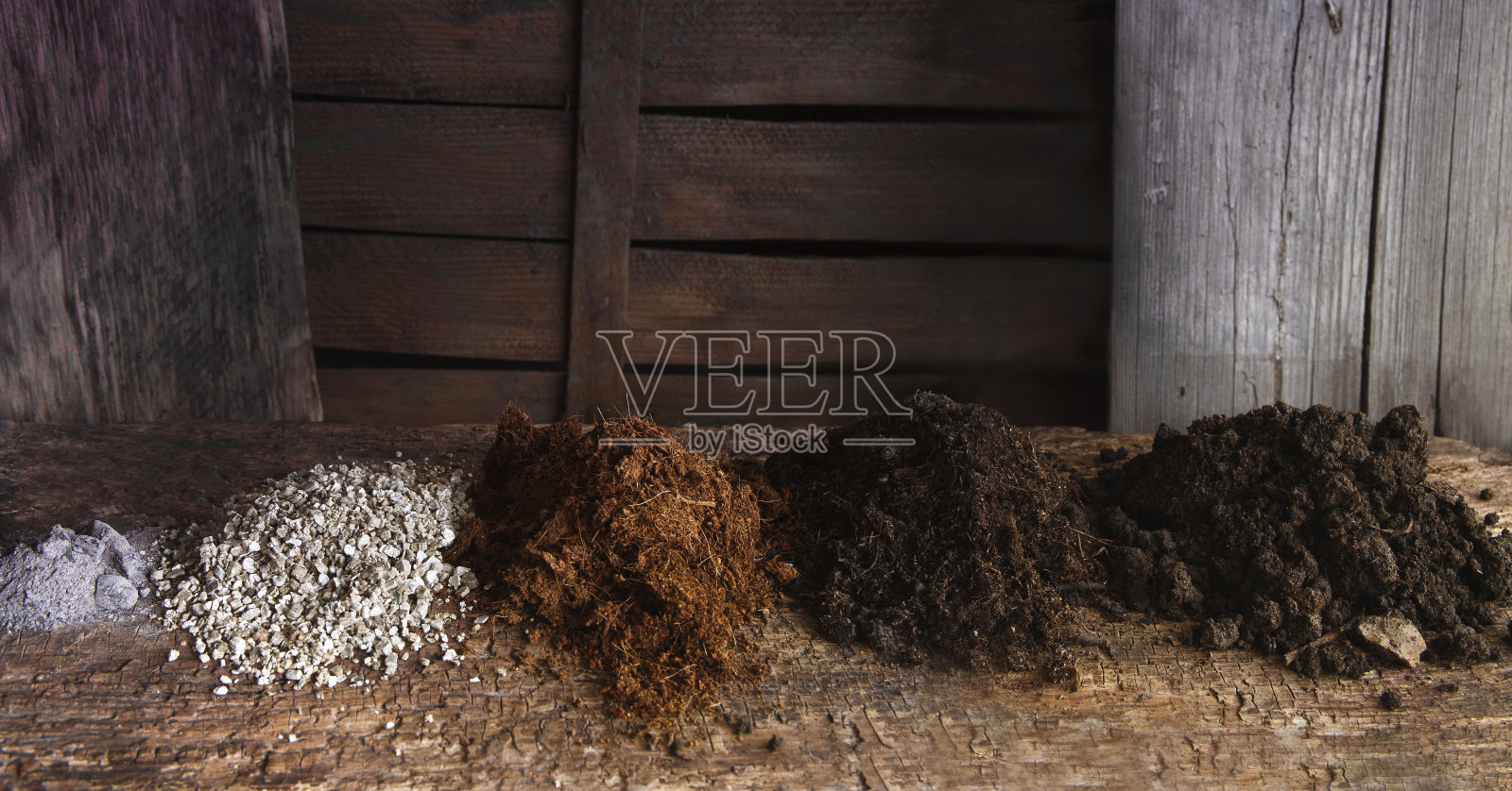 不同的土壤配制基质和成分(天然粘土、温室基质、泥炭、蛭石、灰分)。春季蔬菜育苗的概念。照片摄影图片