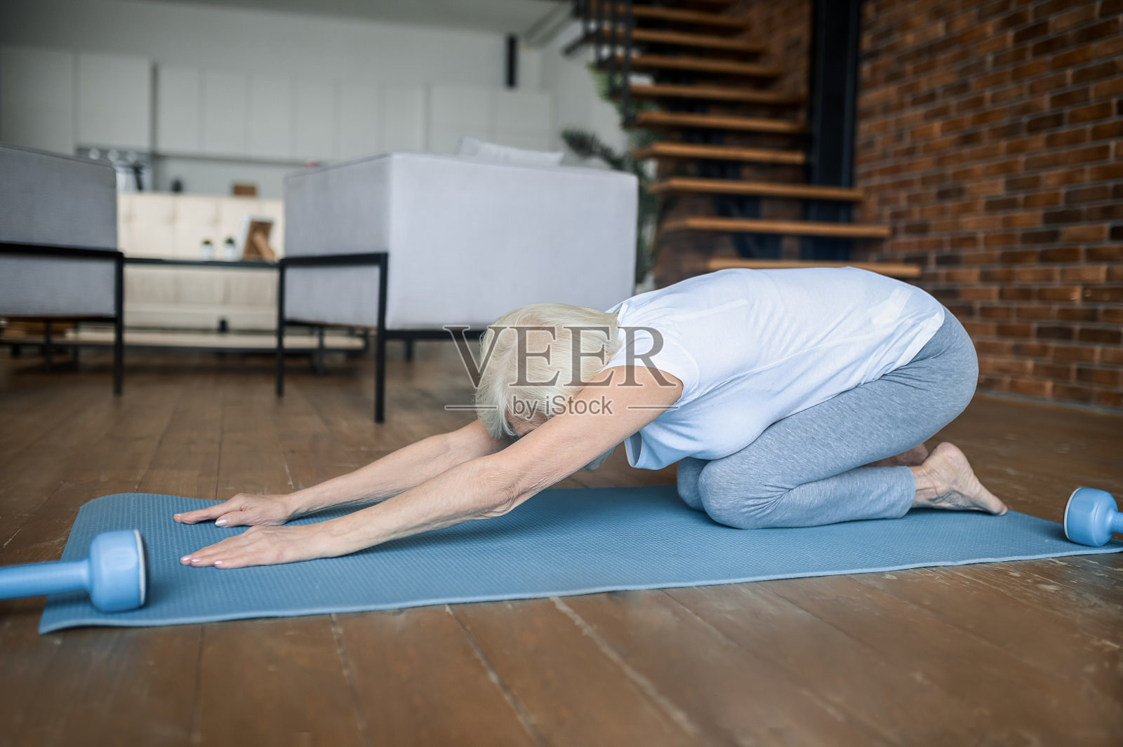 以儿童姿势躺在地板上的女人照片摄影图片