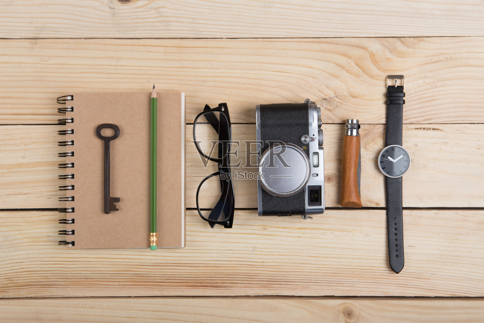 作家,记者或旅行者写字台-记事本和相机在木制背景上照片摄影图片