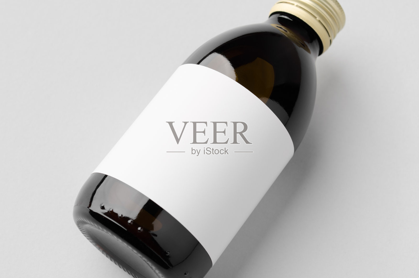 冷煮咖啡玻璃瓶模型与空白标签。特写镜头。照片摄影图片