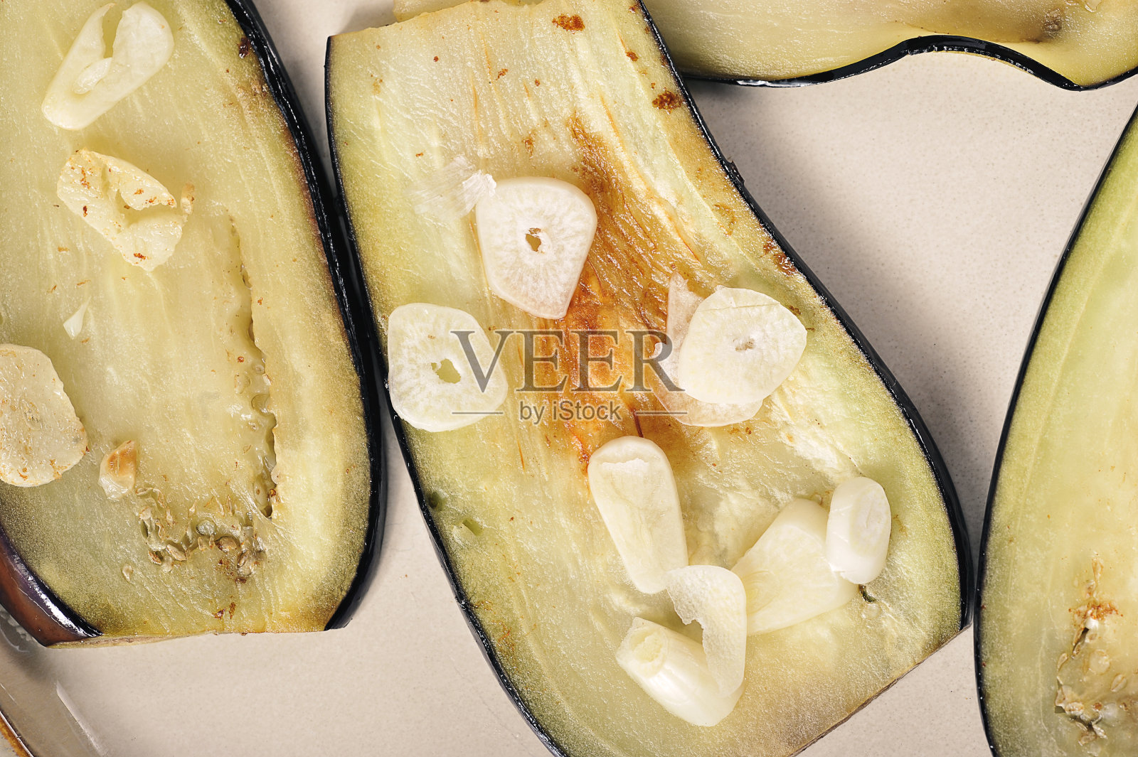 用大蒜煎茄子,从上往下看照片摄影图片