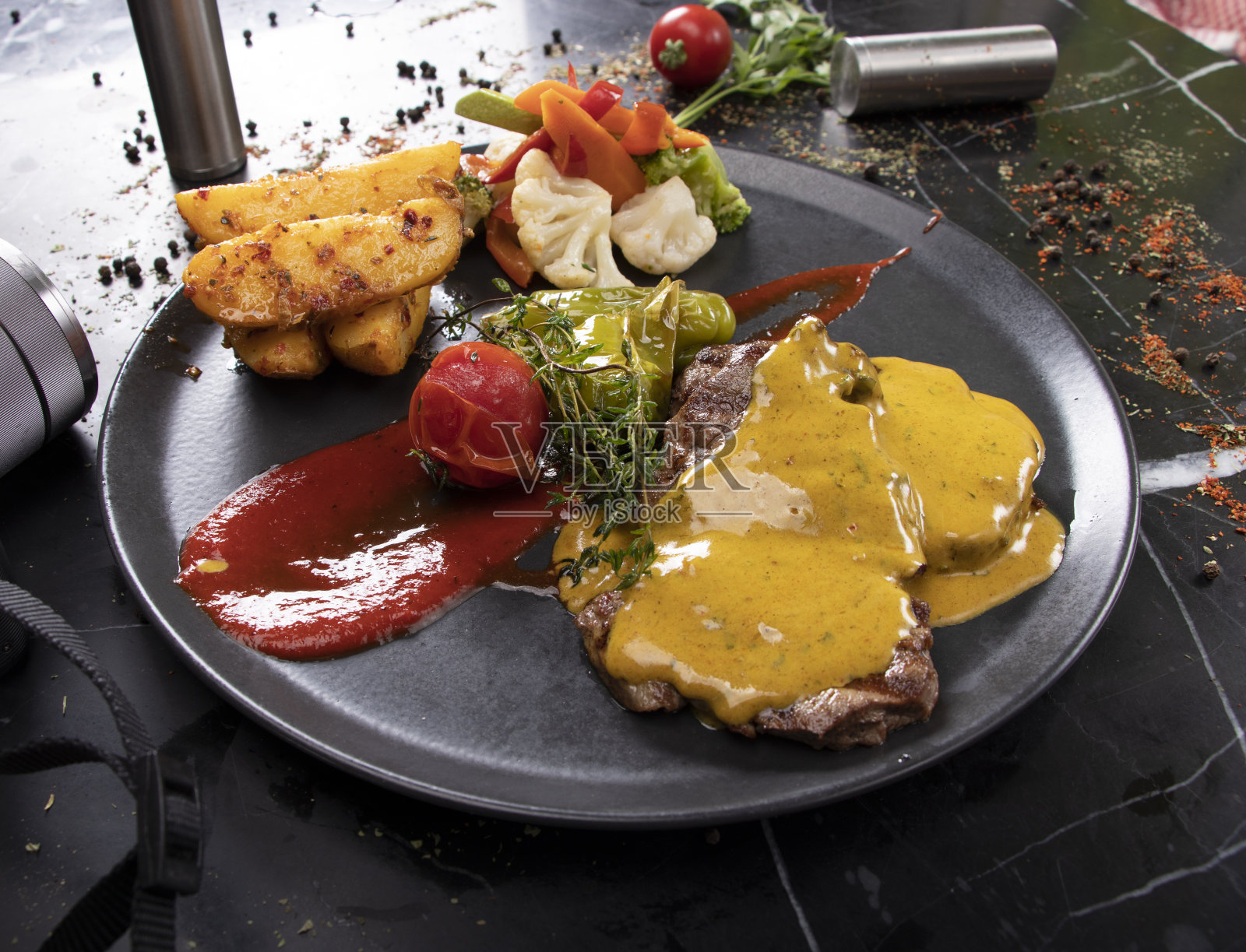 烤牛肉配蔬菜照片摄影图片