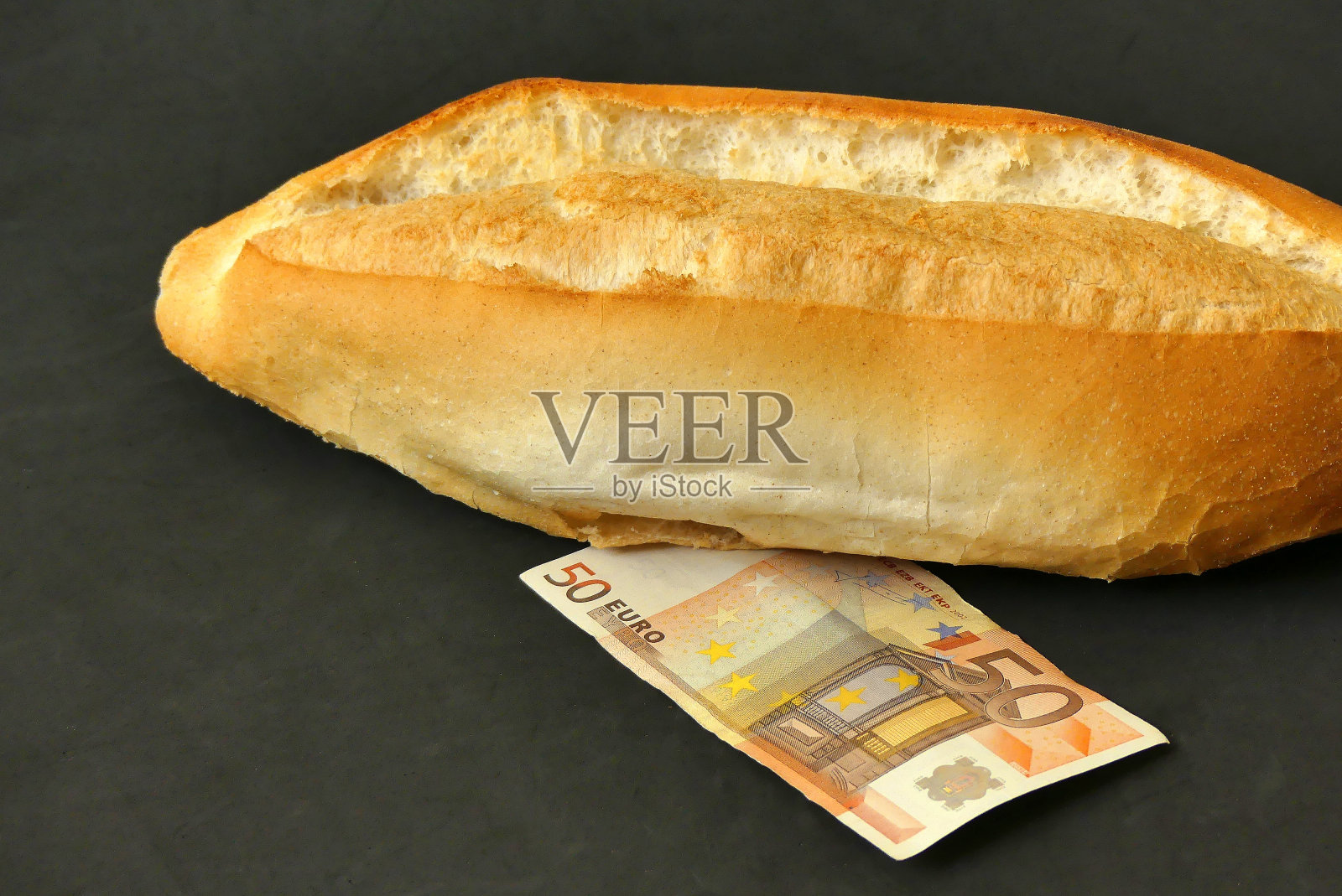 2022年世界经济危机,粮食价格上涨,面包和50欧元,面包价格上涨照片摄影图片