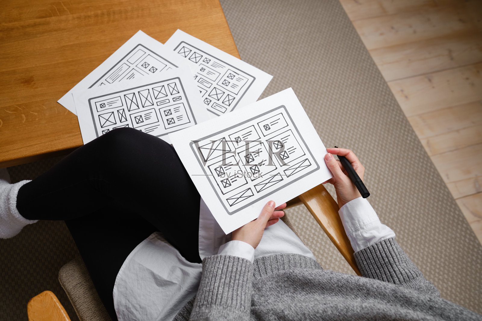 女设计师创建网站设计线框。草图,原型,框架,布局未来设计项目。UI和UX -用户界面,用户体验设计师。网页设计工作室的创意概念照片摄影图片