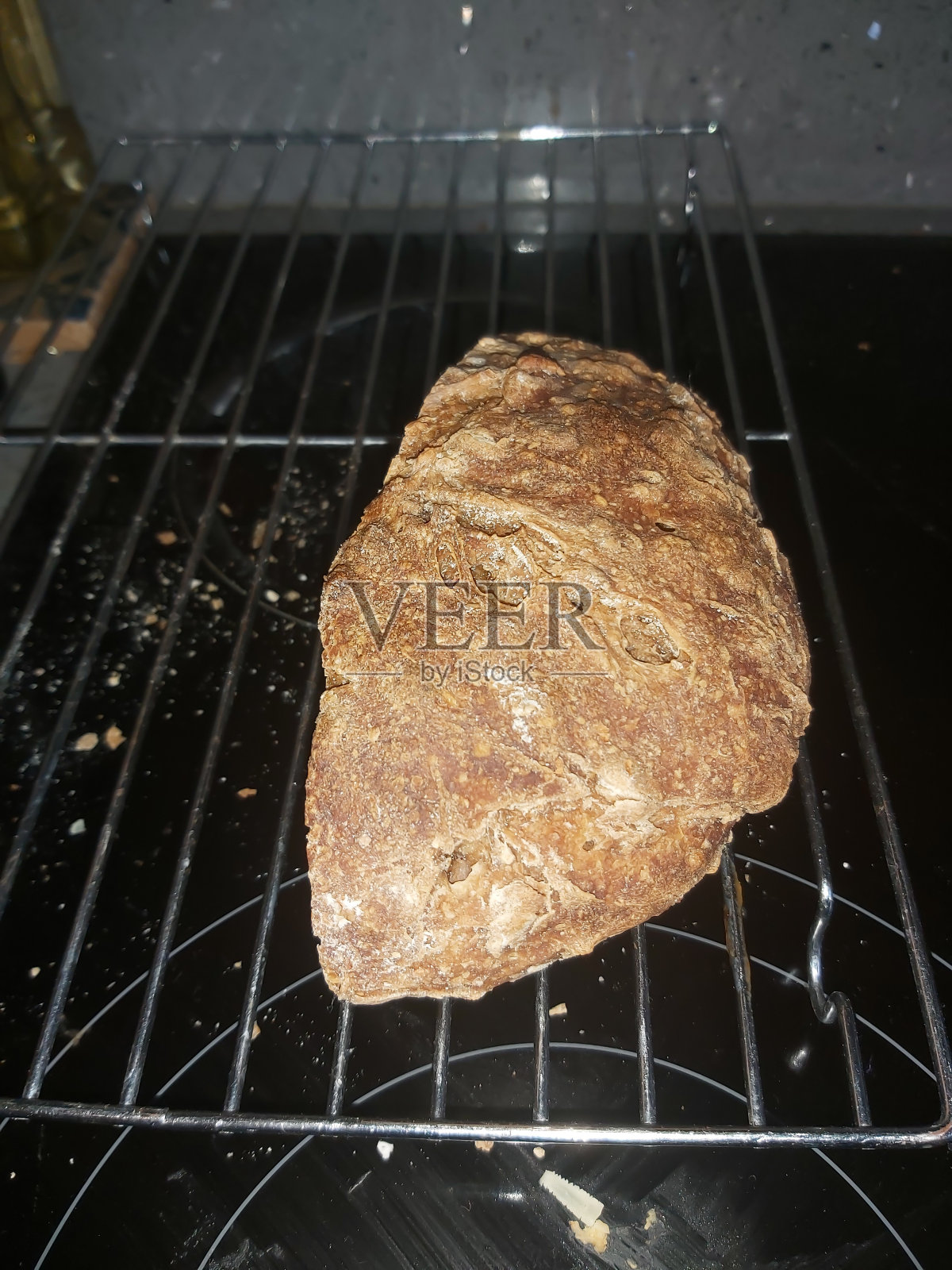 美味的熟食摆在厨房的桌子上照片摄影图片