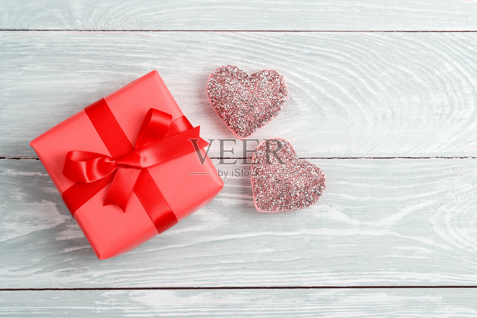 情人节概念与闪光的心脏形状和木制背景的礼盒。俯视图照片摄影图片