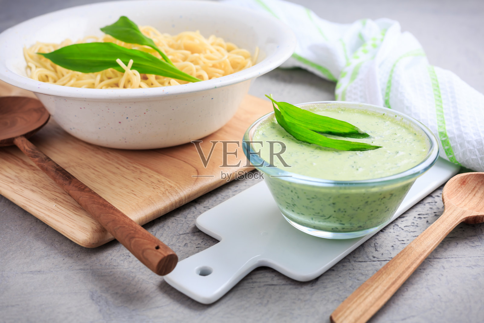 意大利面配自制野蒜酱照片摄影图片