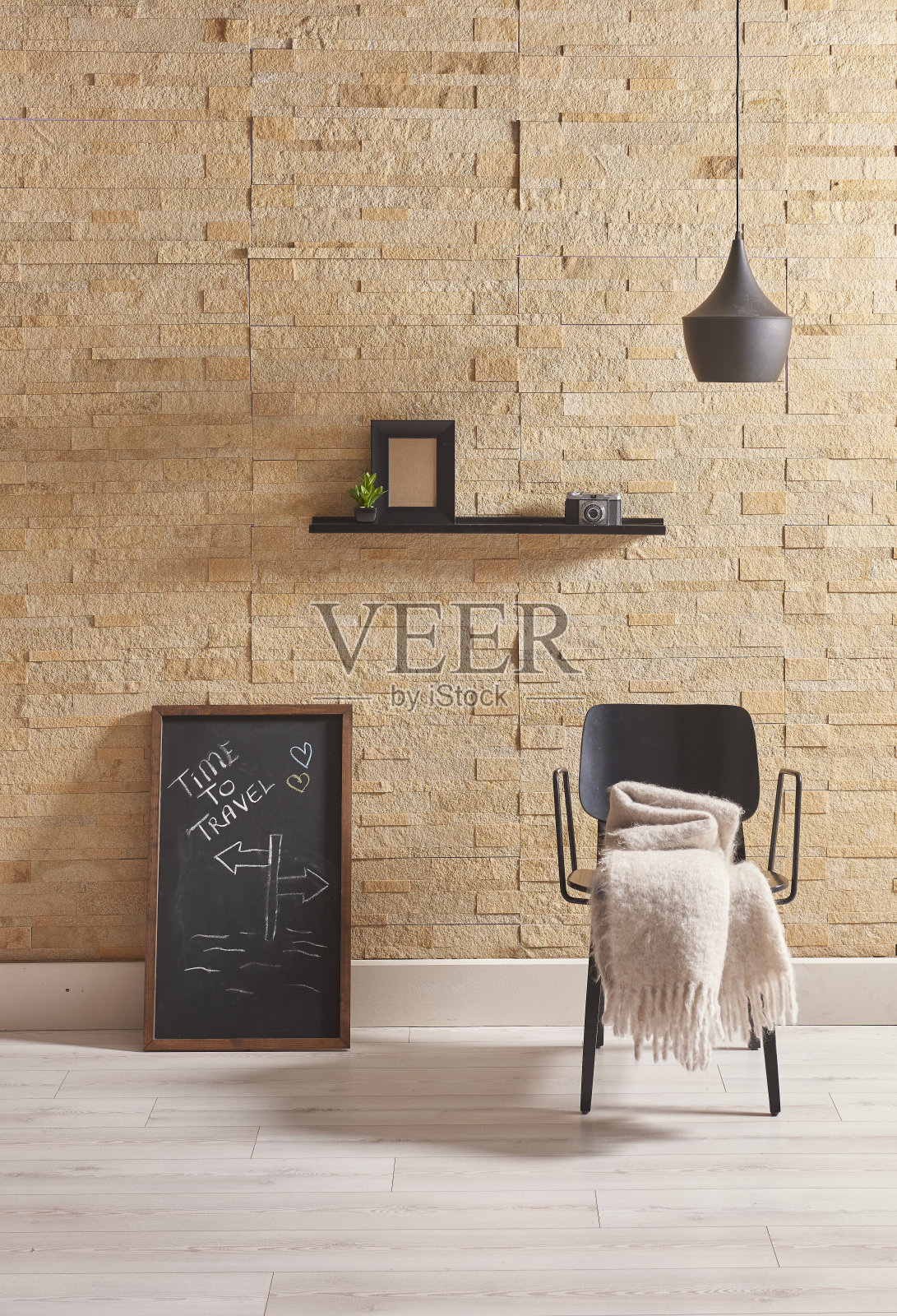 家庭内部客厅的原始砖墙和柳条扶手椅照片摄影图片