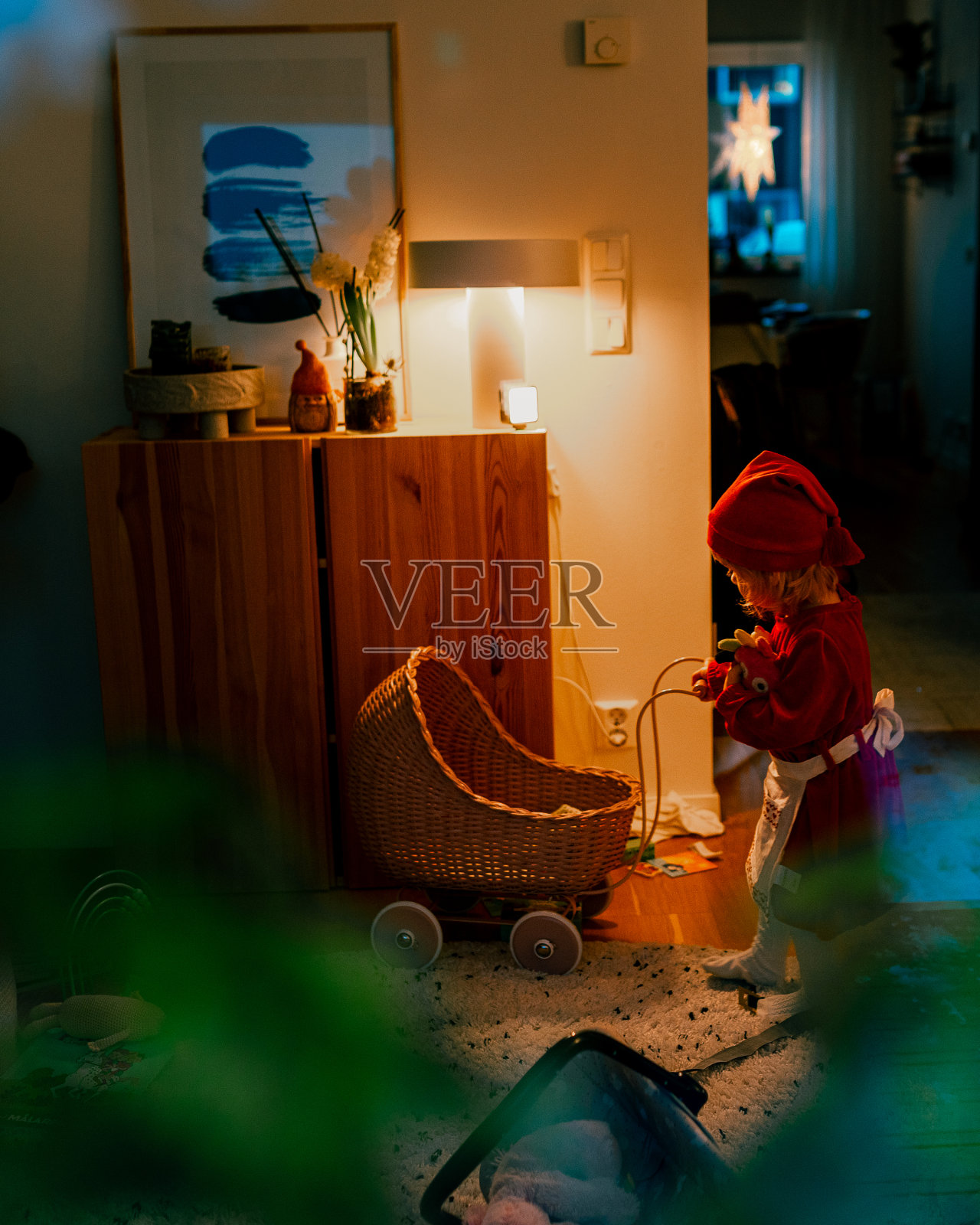 小红帽推着一辆玩具婴儿车照片摄影图片