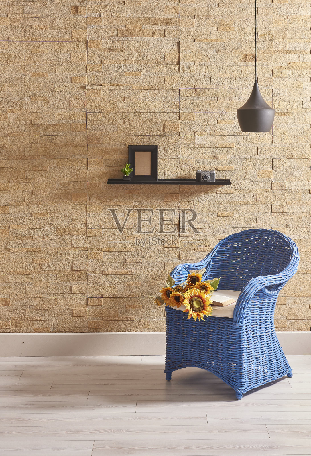 家庭内部客厅的原始砖墙和柳条扶手椅照片摄影图片