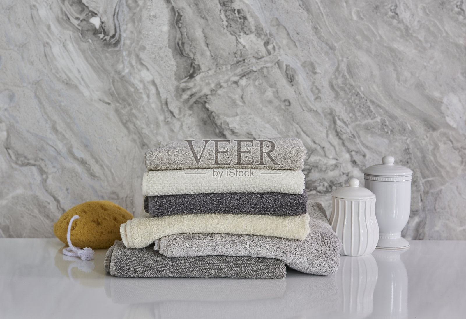 豪华浴室内饰与浴缸照片摄影图片