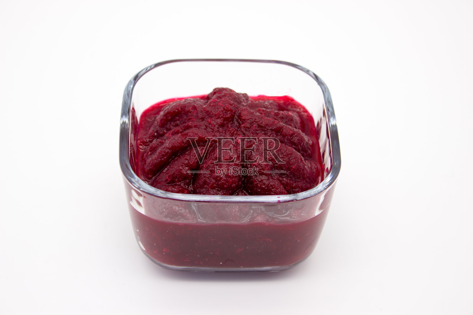 玻璃盘子里的红甜菜沙拉照片摄影图片