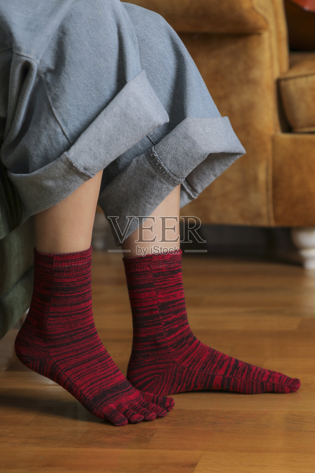 穿着现代手指袜的脚。照片摄影图片