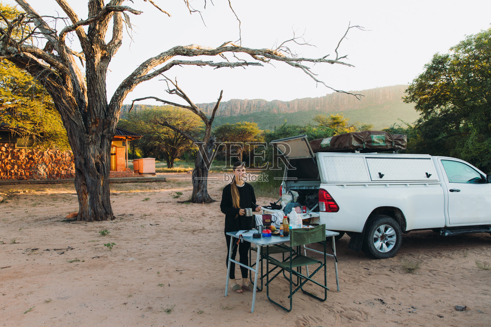 女性旅行者考虑日出露营在纳米比亚的山景照片摄影图片
