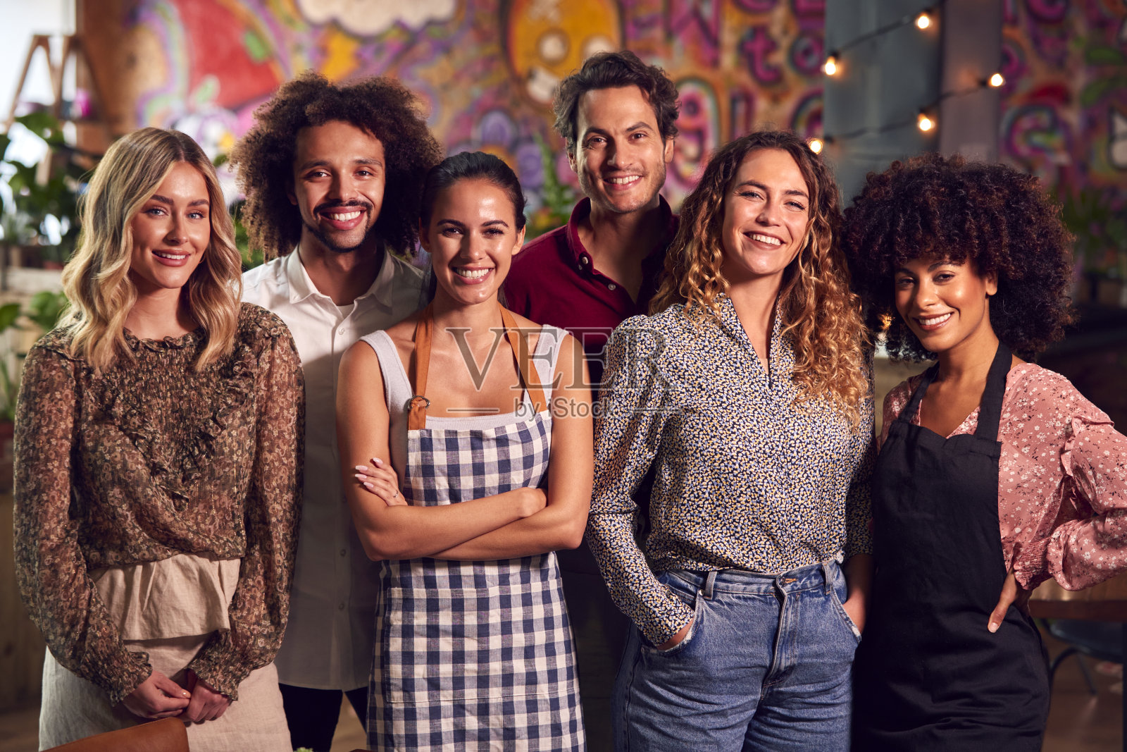 时尚酒吧里微笑的团队肖像照片摄影图片
