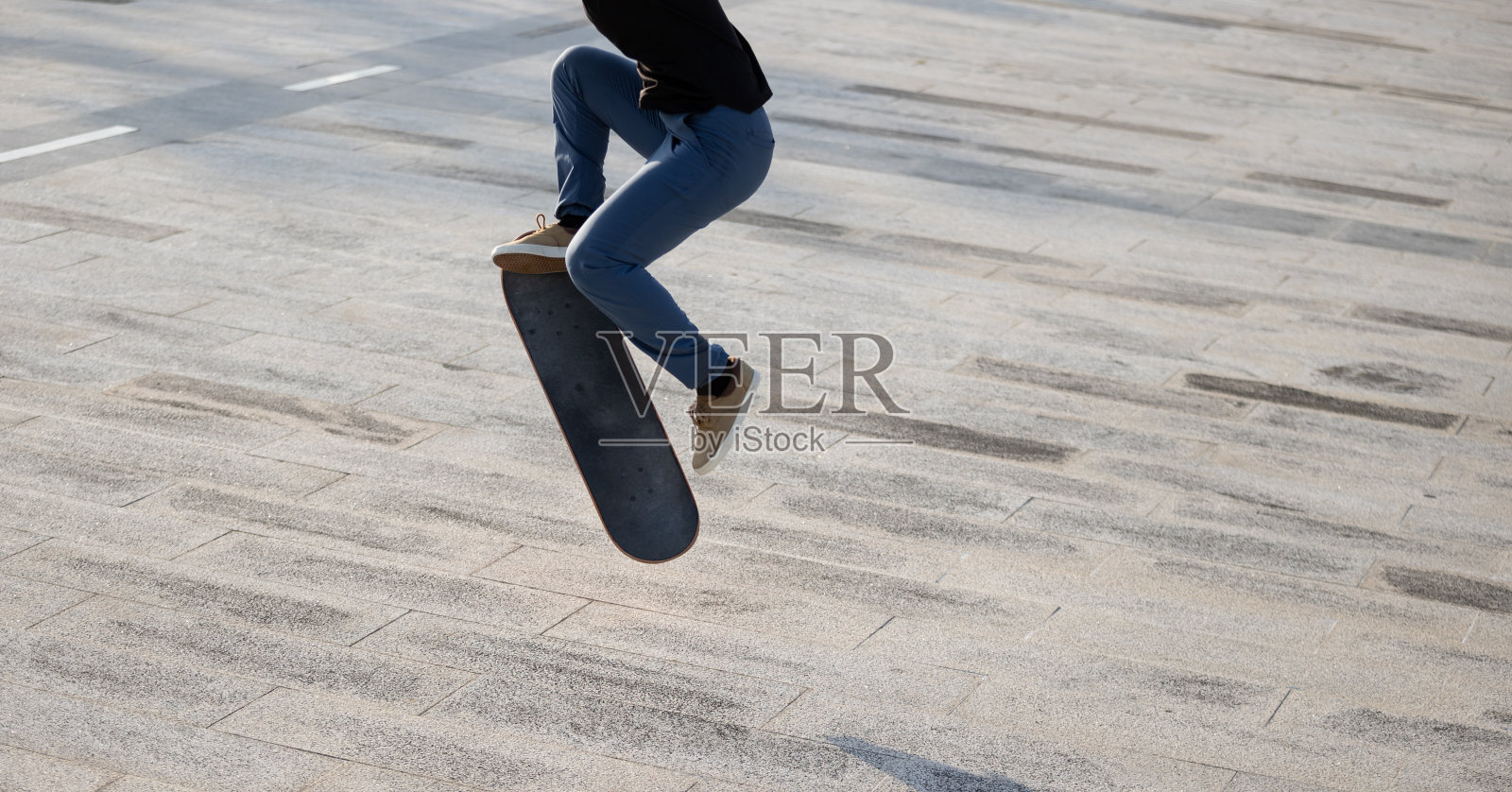 滑板者在城市户外玩滑板照片摄影图片