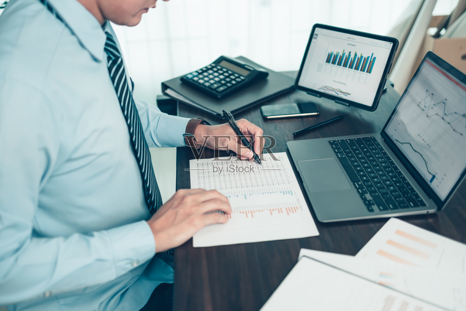 商务人员在办公桌前工作,分析会计财务新项目。投资,财务顾问,预算,计划和会计概念。照片摄影图片