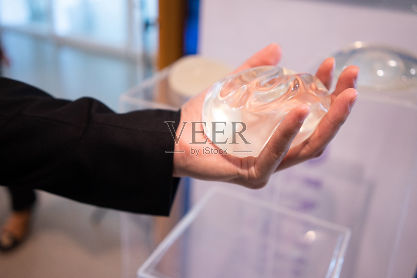 一个年轻人正在尝试用硅胶隆胸来做整容手术。照片摄影图片