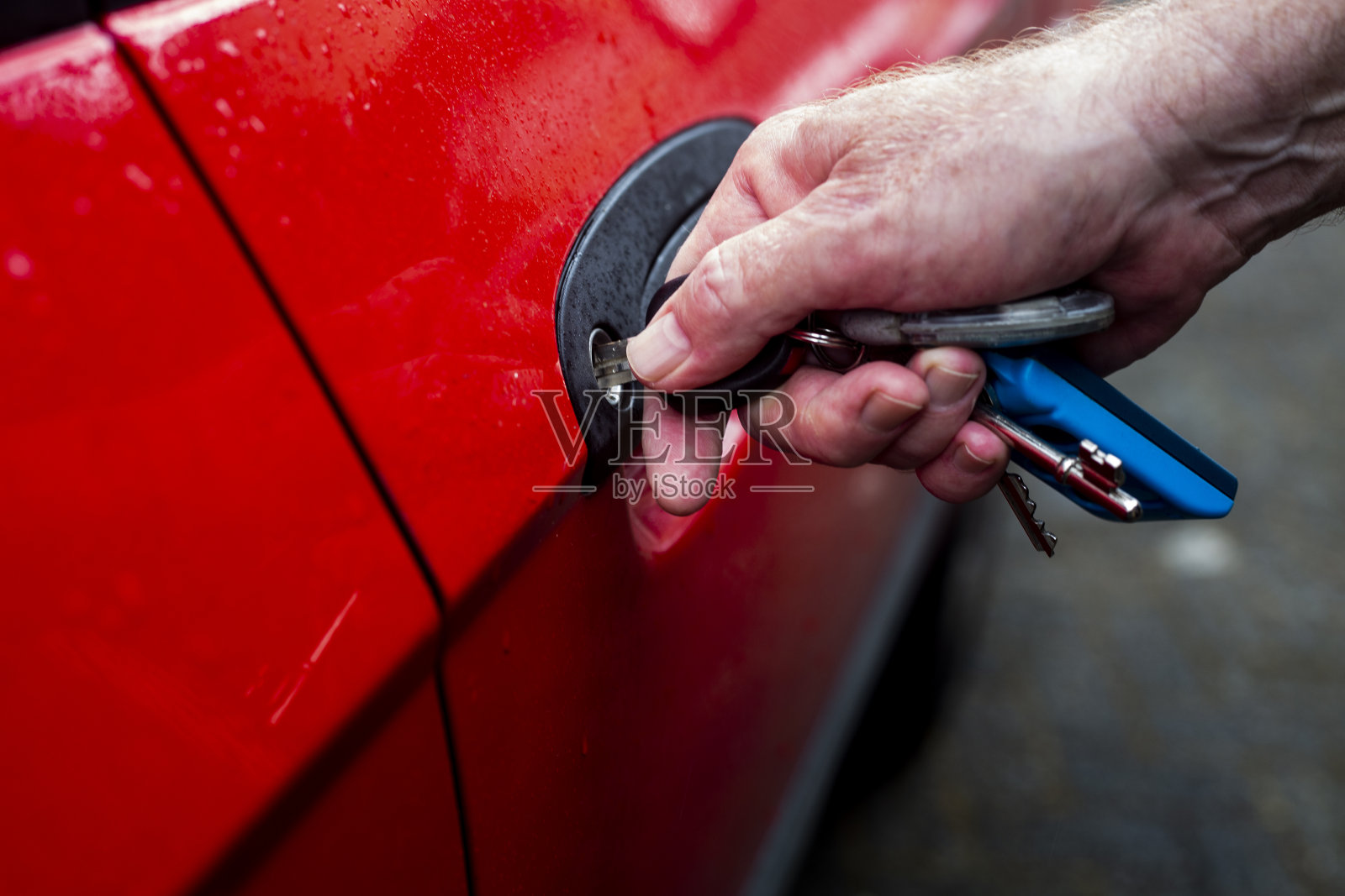 手里拿着车钥匙照片摄影图片