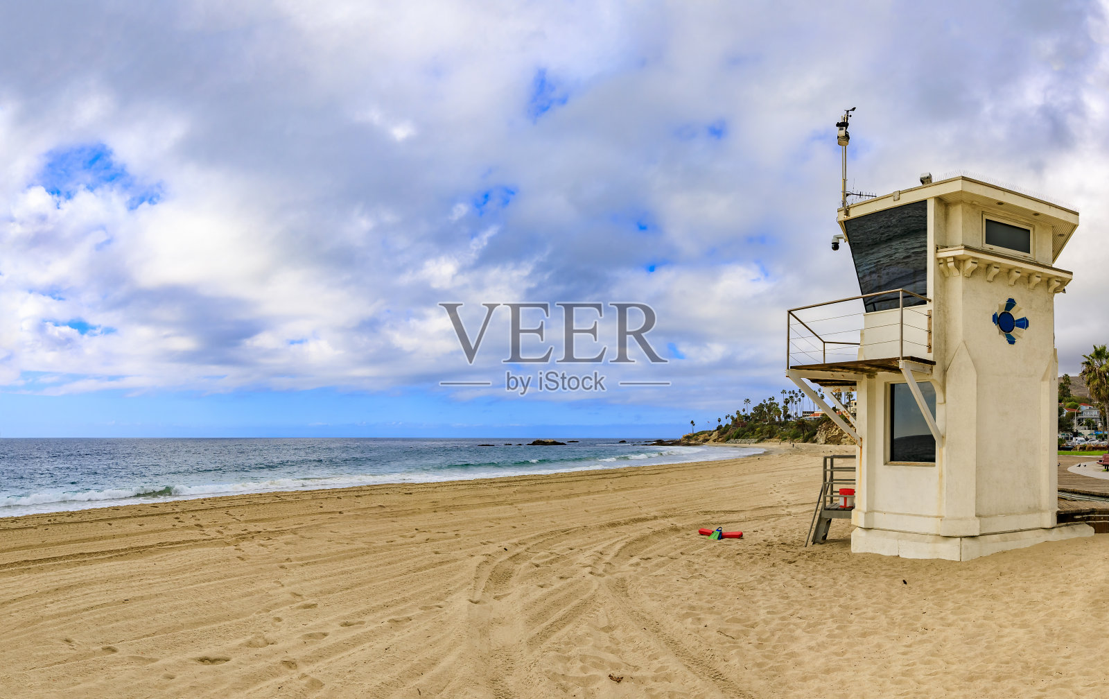 多云的一天,加利福尼亚拉古纳海滩的太平洋和救生员站照片摄影图片