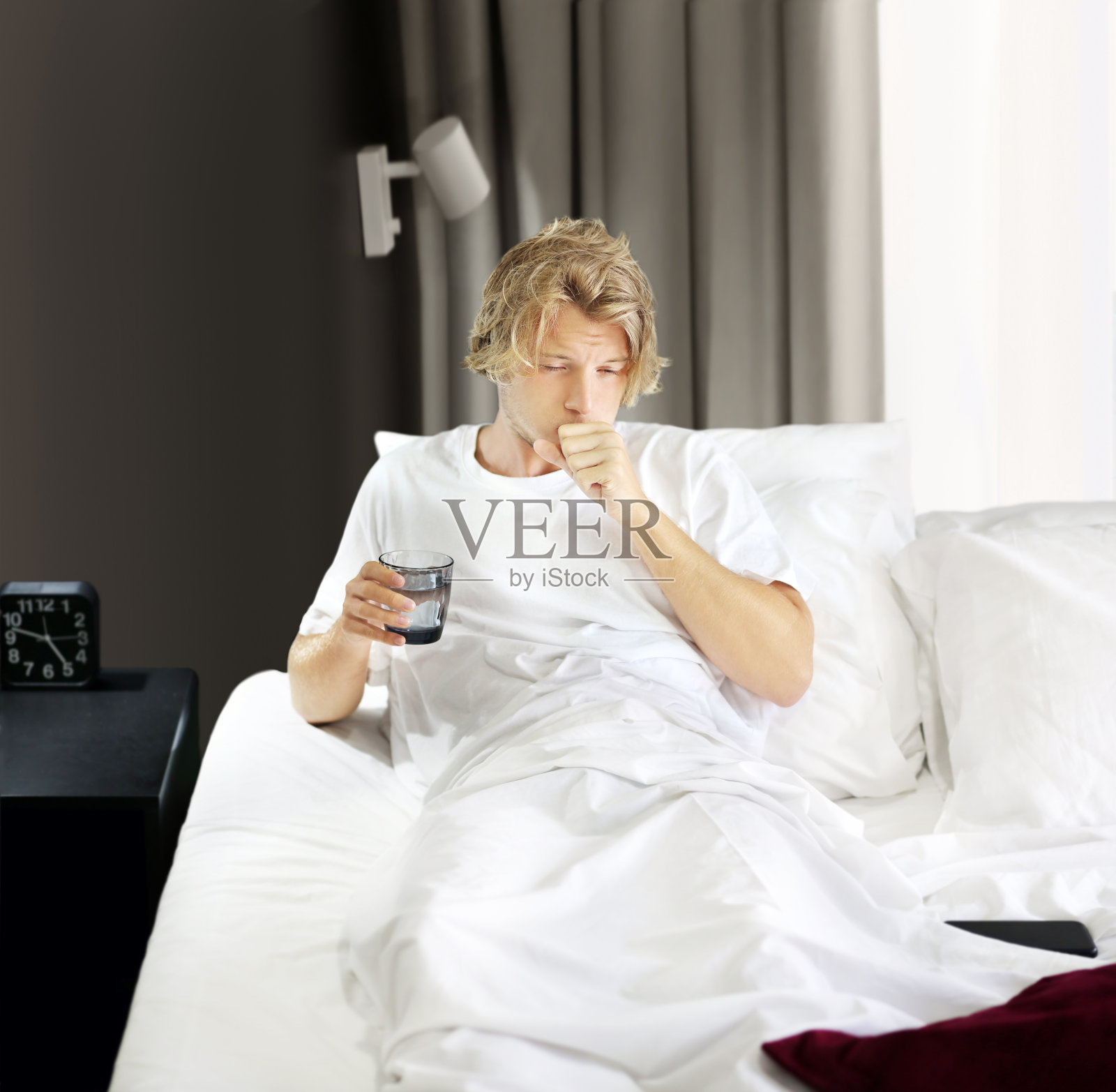 在家里的床上打哈欠的年轻人。青少年抑郁.insomnia照片摄影图片