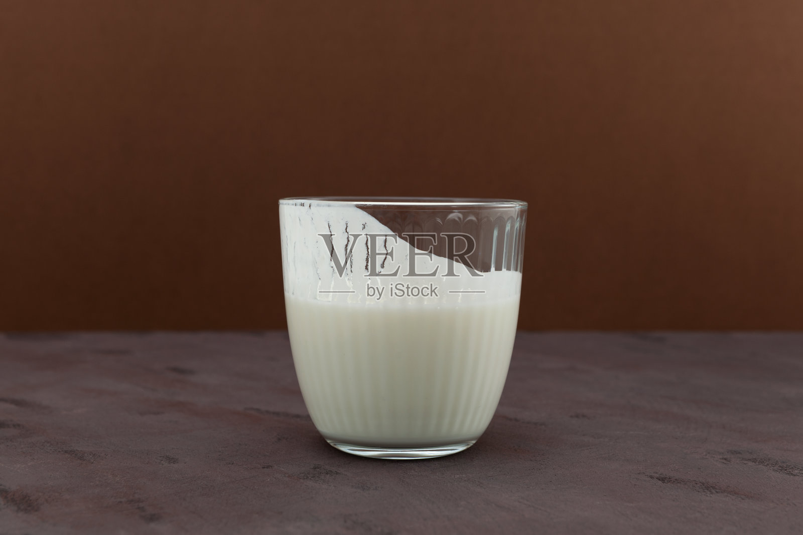 健康的发酵乳制品饮料。自制益生菌牛奶饮料。牛奶减肥法。棕色背景,复制空间照片摄影图片