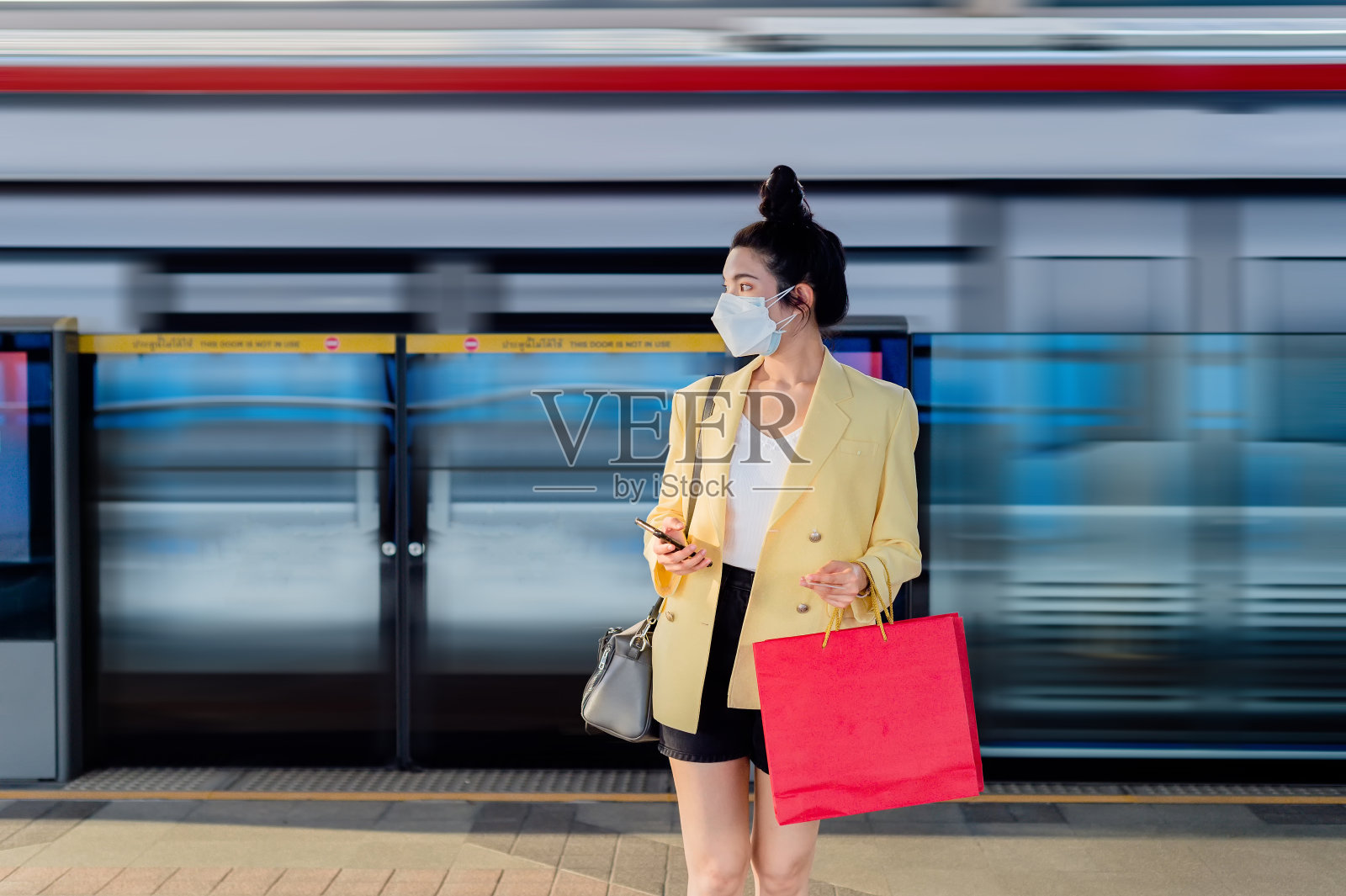 女人在城市里购物照片摄影图片