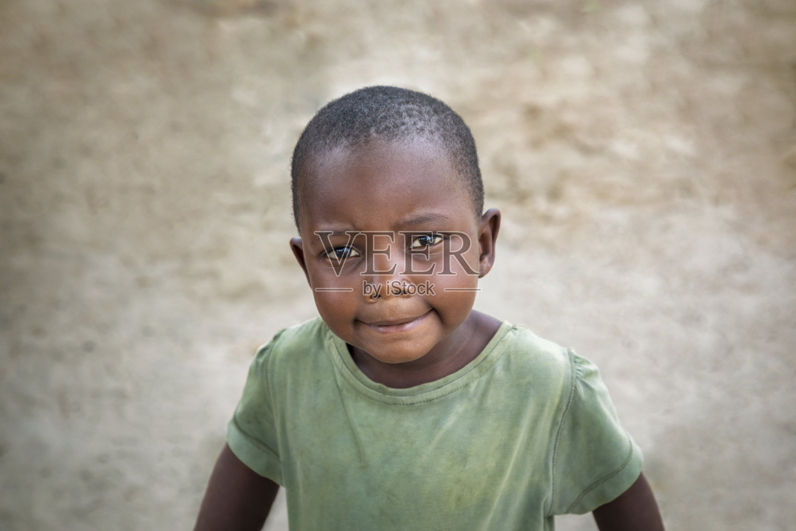 院子里一个非洲孩子的画像照片摄影图片