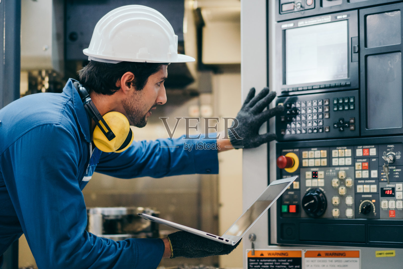 男性工厂领班使用笔记本电脑修理机器照片摄影图片