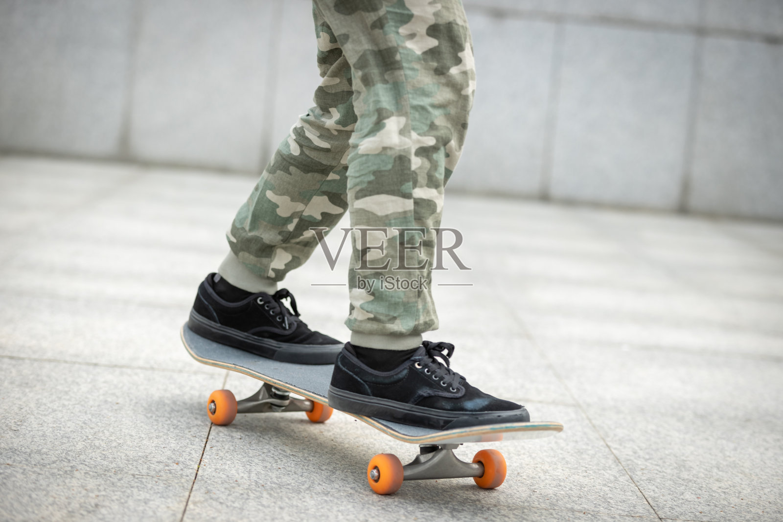 城市户外滑板者照片摄影图片