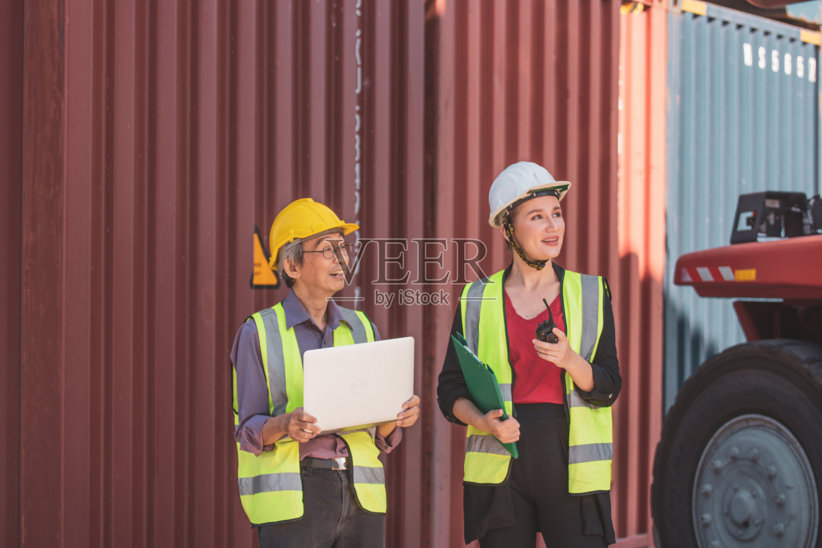 出口管理小组正在检查集装箱。管理出口货物到国外,拉格尔货物的装运照片摄影图片